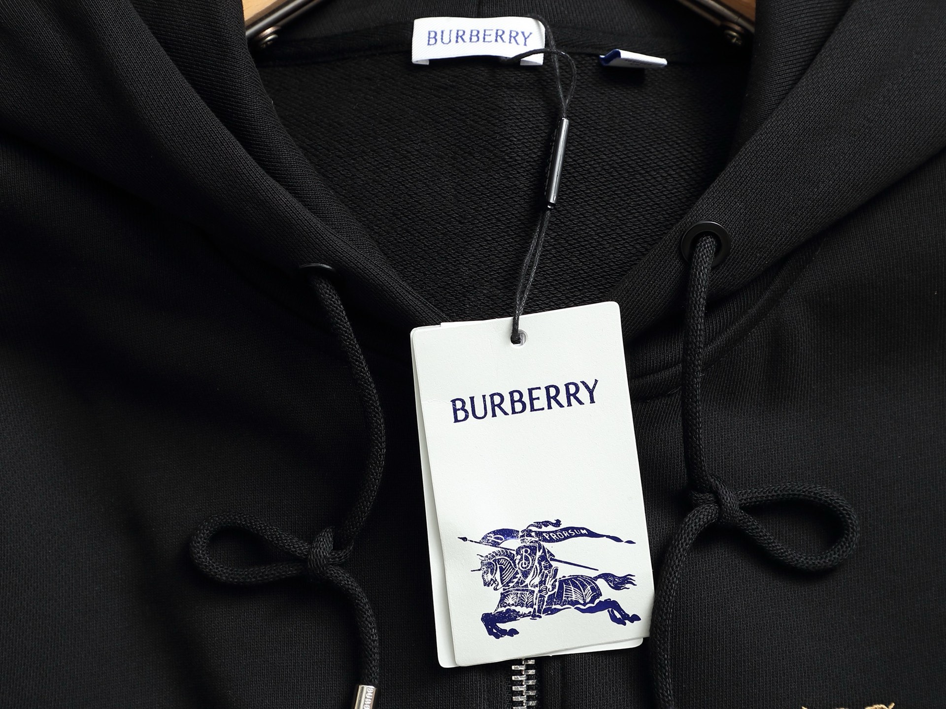 
BURBERRY 巴宝莉 Logo经典战马         
TB标识印花 精致升级，灵感源自八十年代