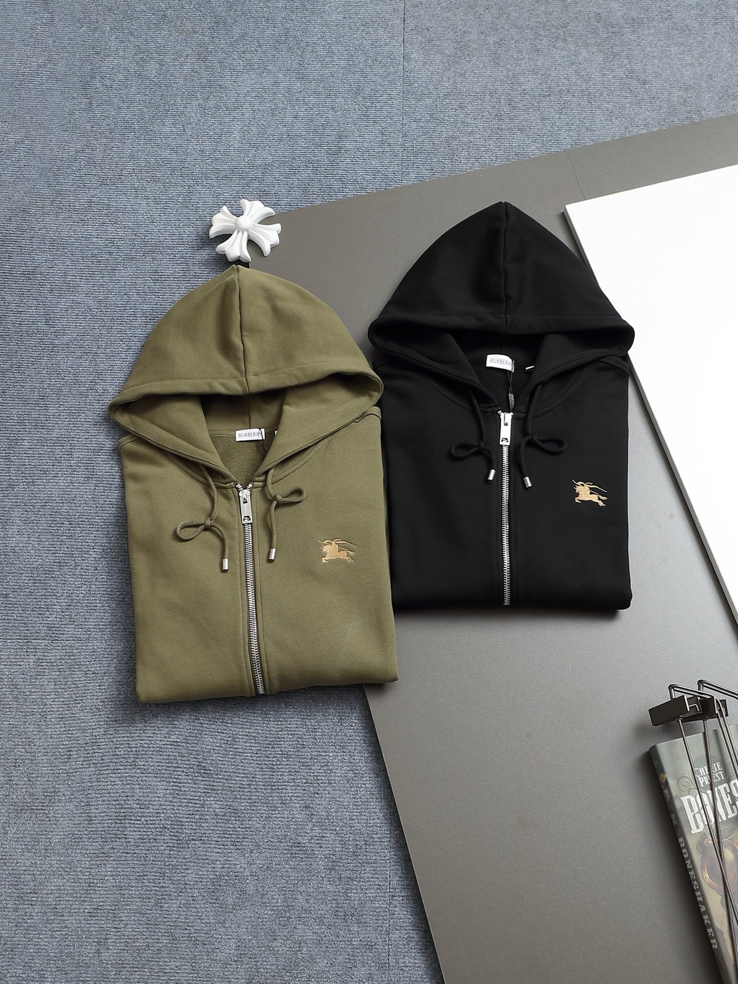 
BURBERRY 巴宝莉 Logo经典战马         
TB标识印花 精致升级，灵感源自八十年代