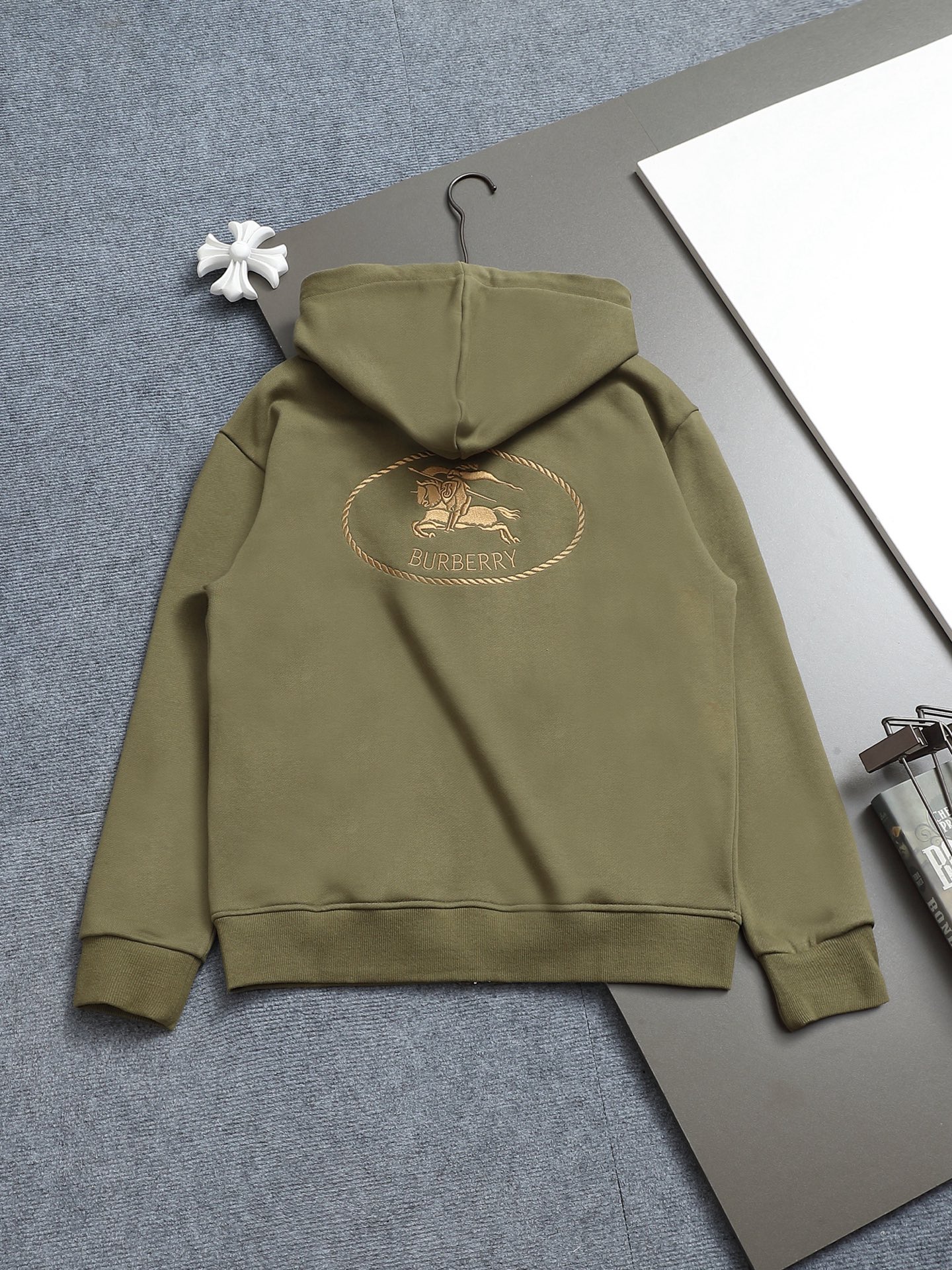 
BURBERRY 巴宝莉 Logo经典战马         
TB标识印花 精致升级，灵感源自八十年代