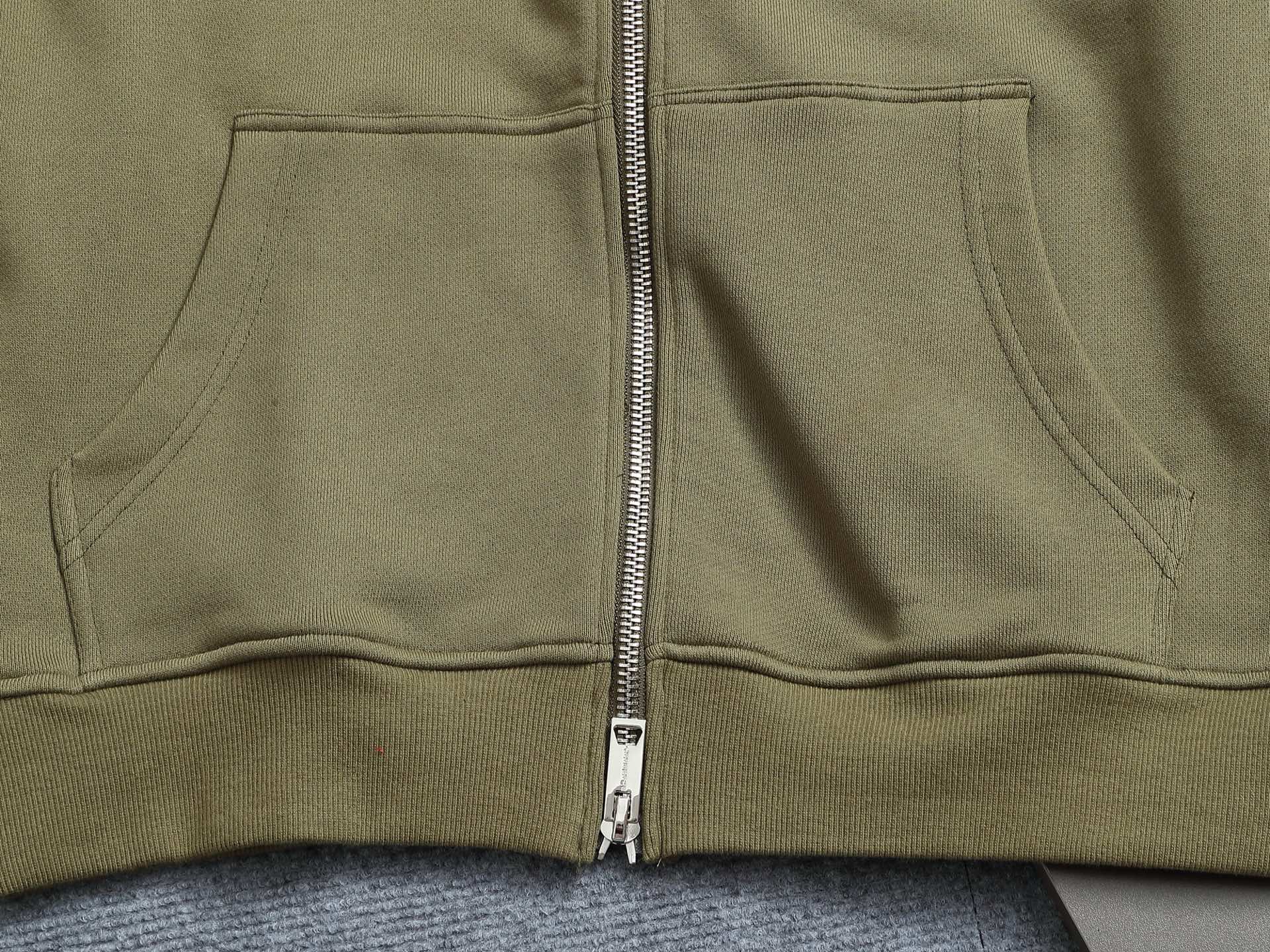 
BURBERRY 巴宝莉 Logo经典战马         
TB标识印花 精致升级，灵感源自八十年代