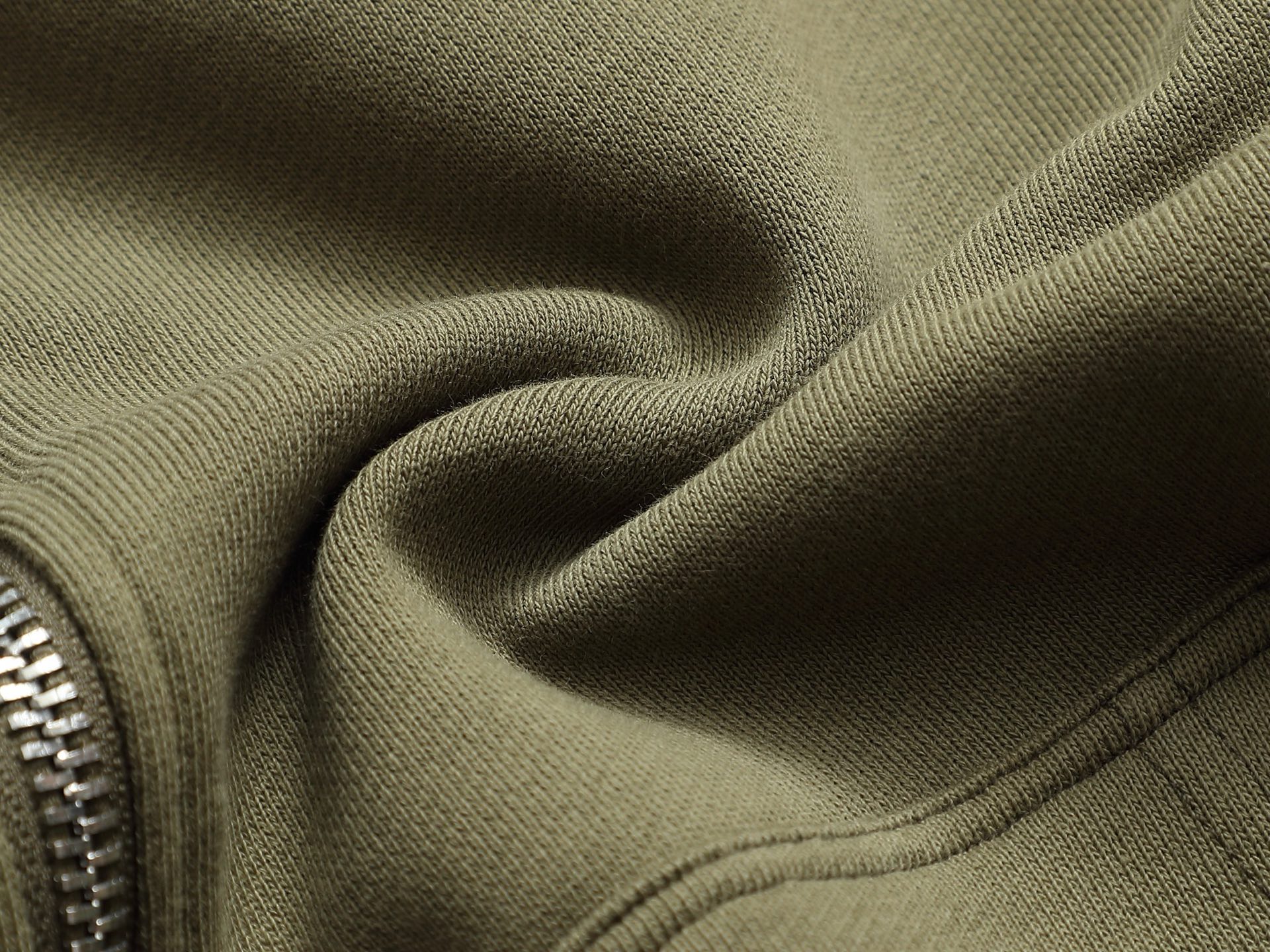 
BURBERRY 巴宝莉 Logo经典战马         
TB标识印花 精致升级，灵感源自八十年代