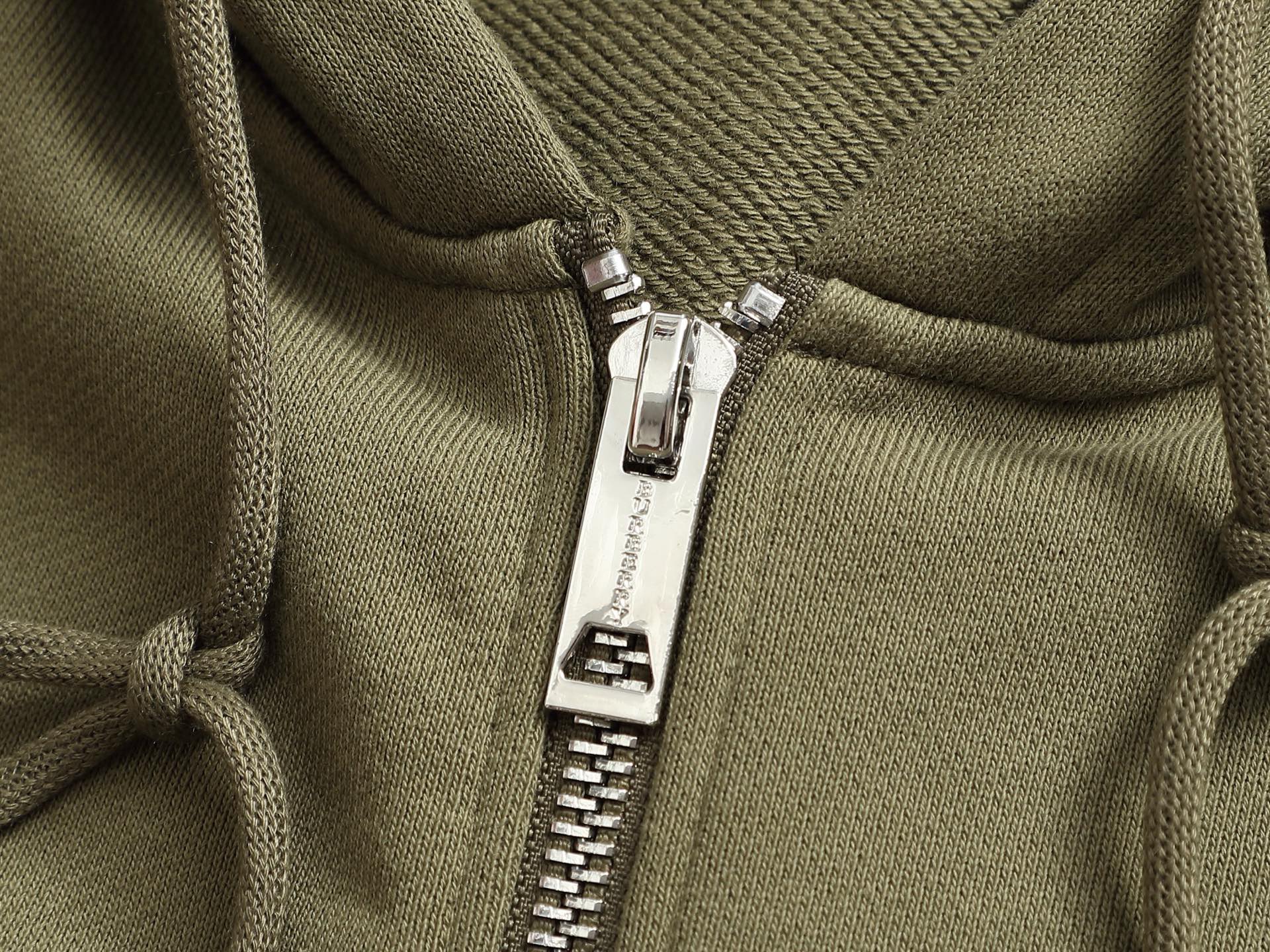 
BURBERRY 巴宝莉 Logo经典战马         
TB标识印花 精致升级，灵感源自八十年代