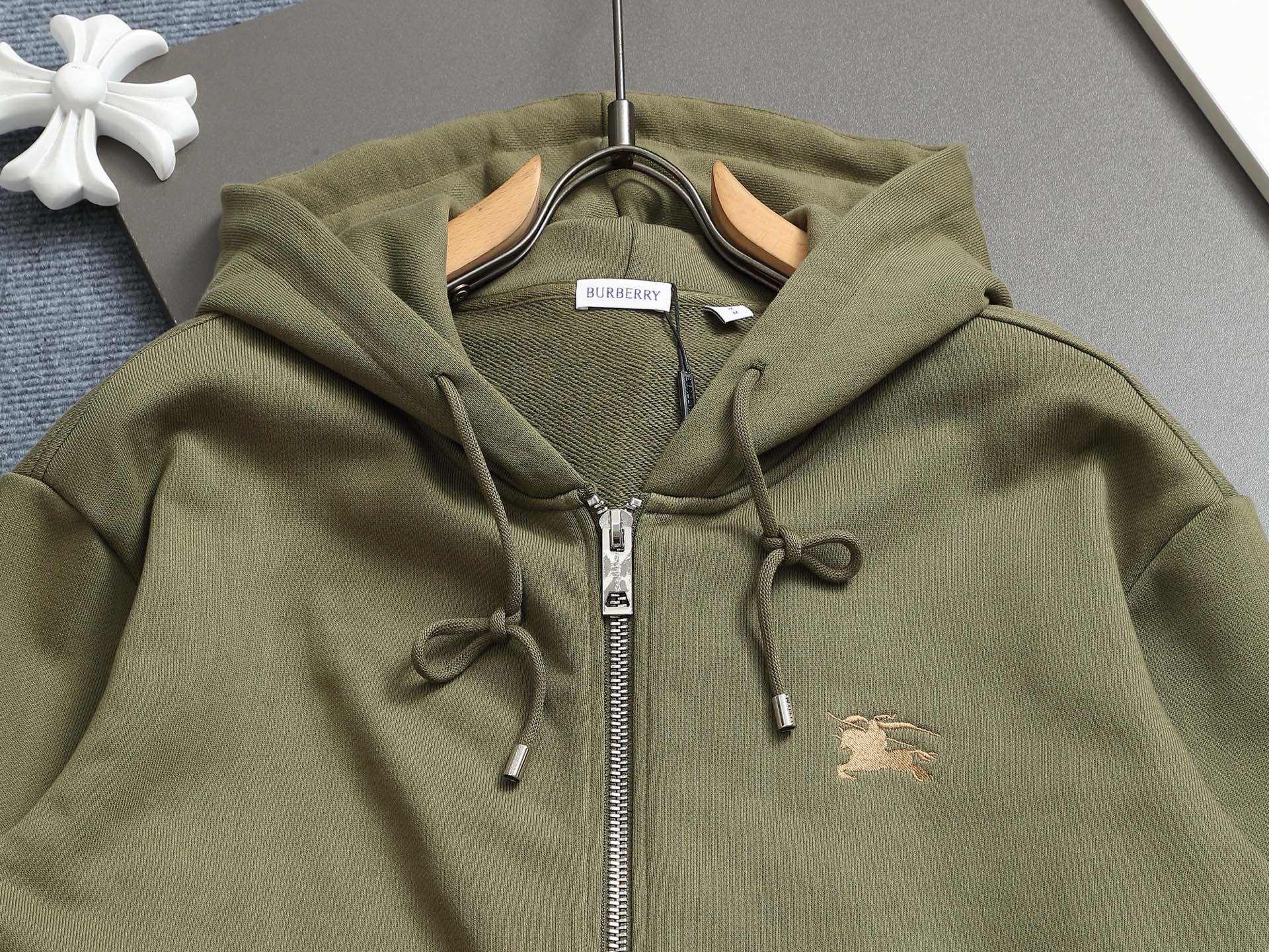 
BURBERRY 巴宝莉 Logo经典战马         
TB标识印花 精致升级，灵感源自八十年代