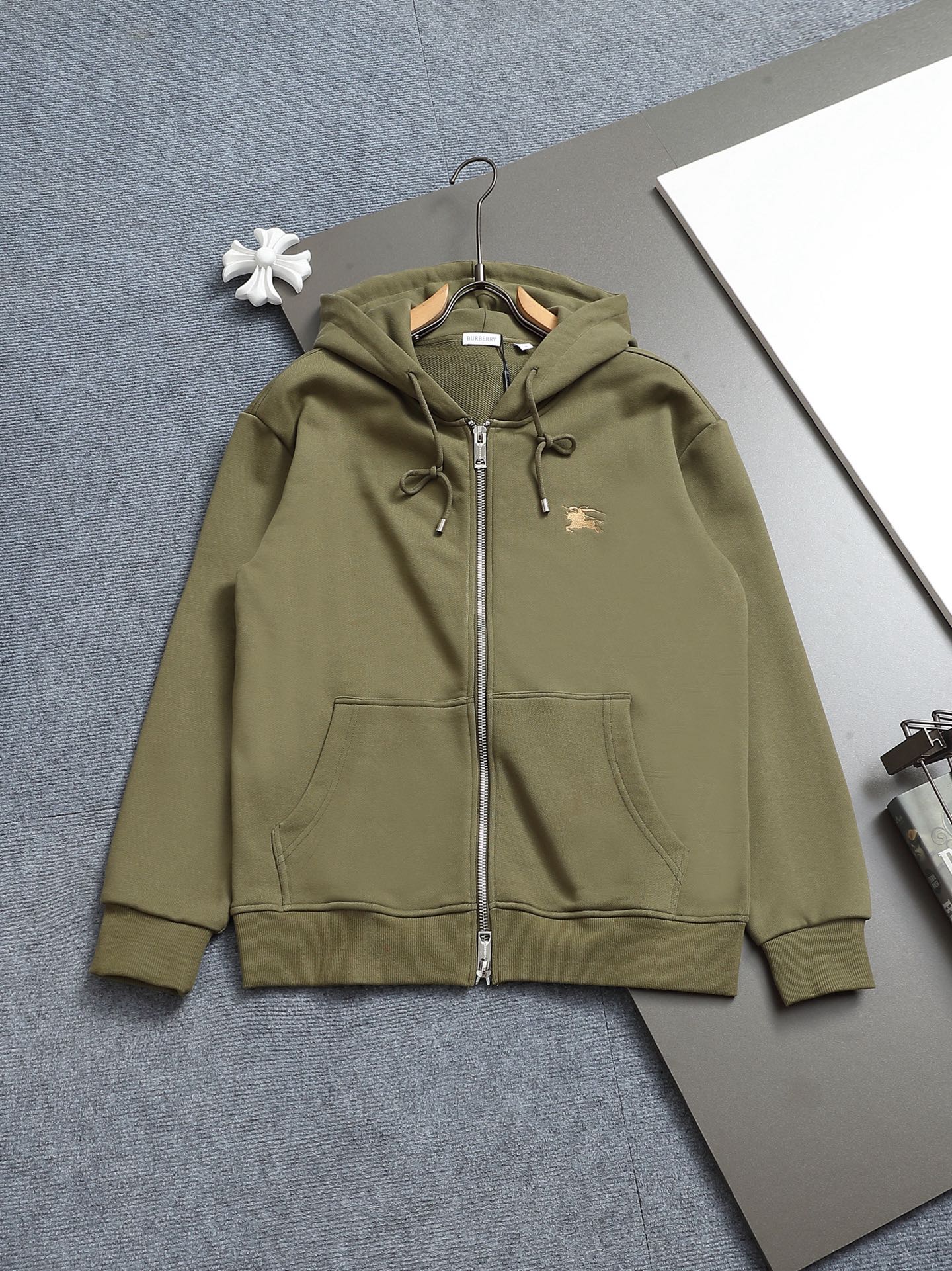 
BURBERRY 巴宝莉 Logo经典战马         
TB标识印花 精致升级，灵感源自八十年代