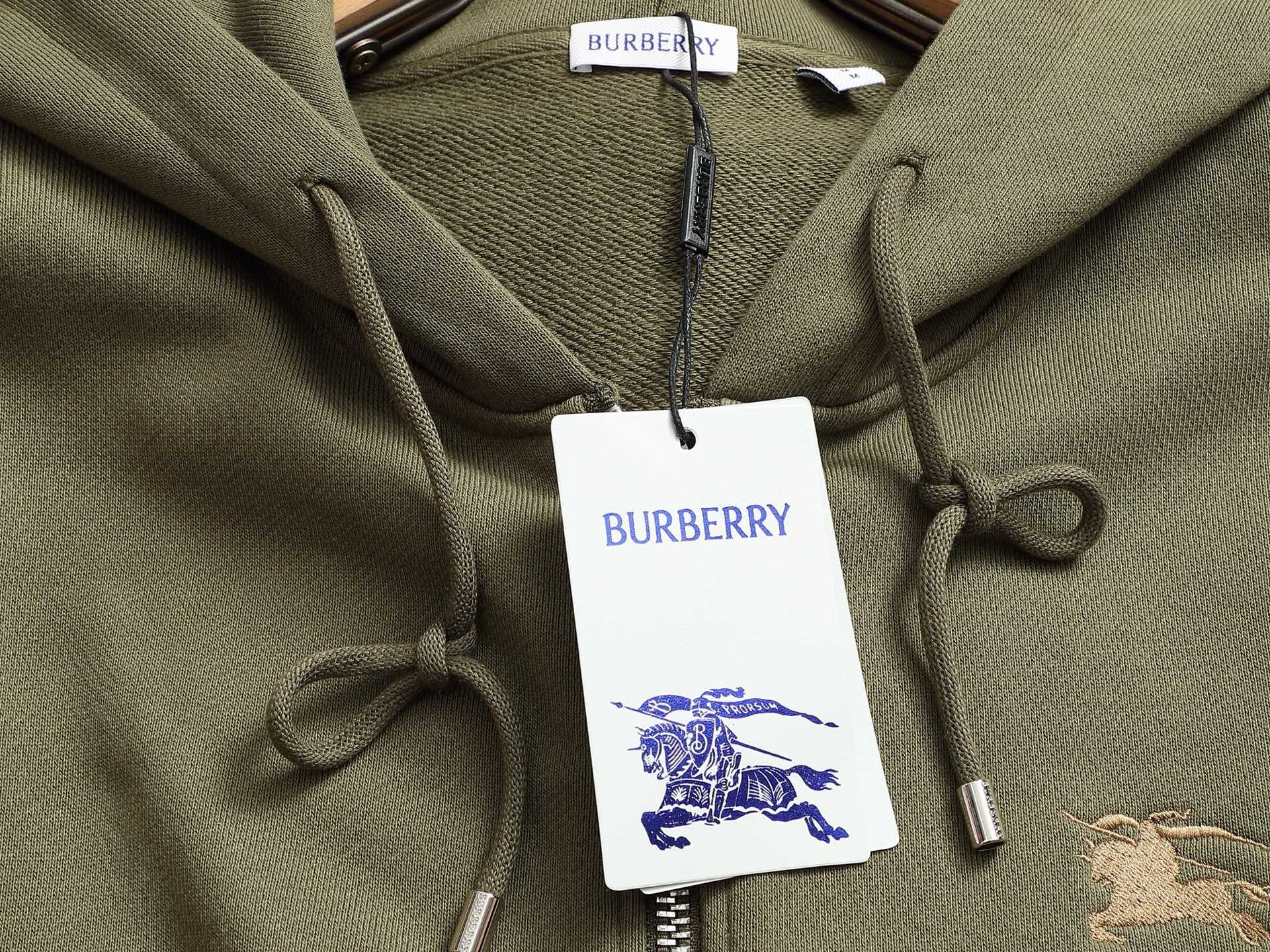 
BURBERRY 巴宝莉 Logo经典战马         
TB标识印花 精致升级，灵感源自八十年代