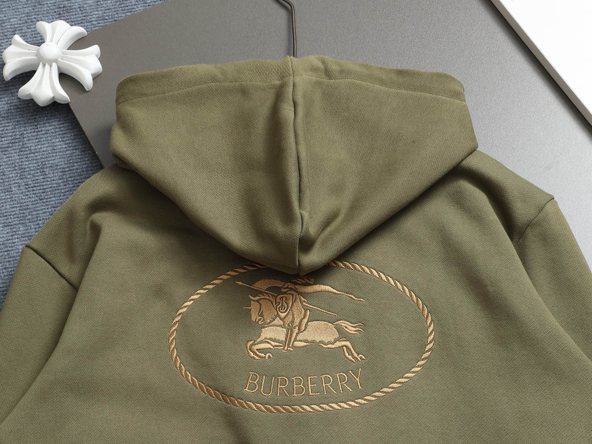 
BURBERRY 巴宝莉 Logo经典战马         
TB标识印花 精致升级，灵感源自八十年代