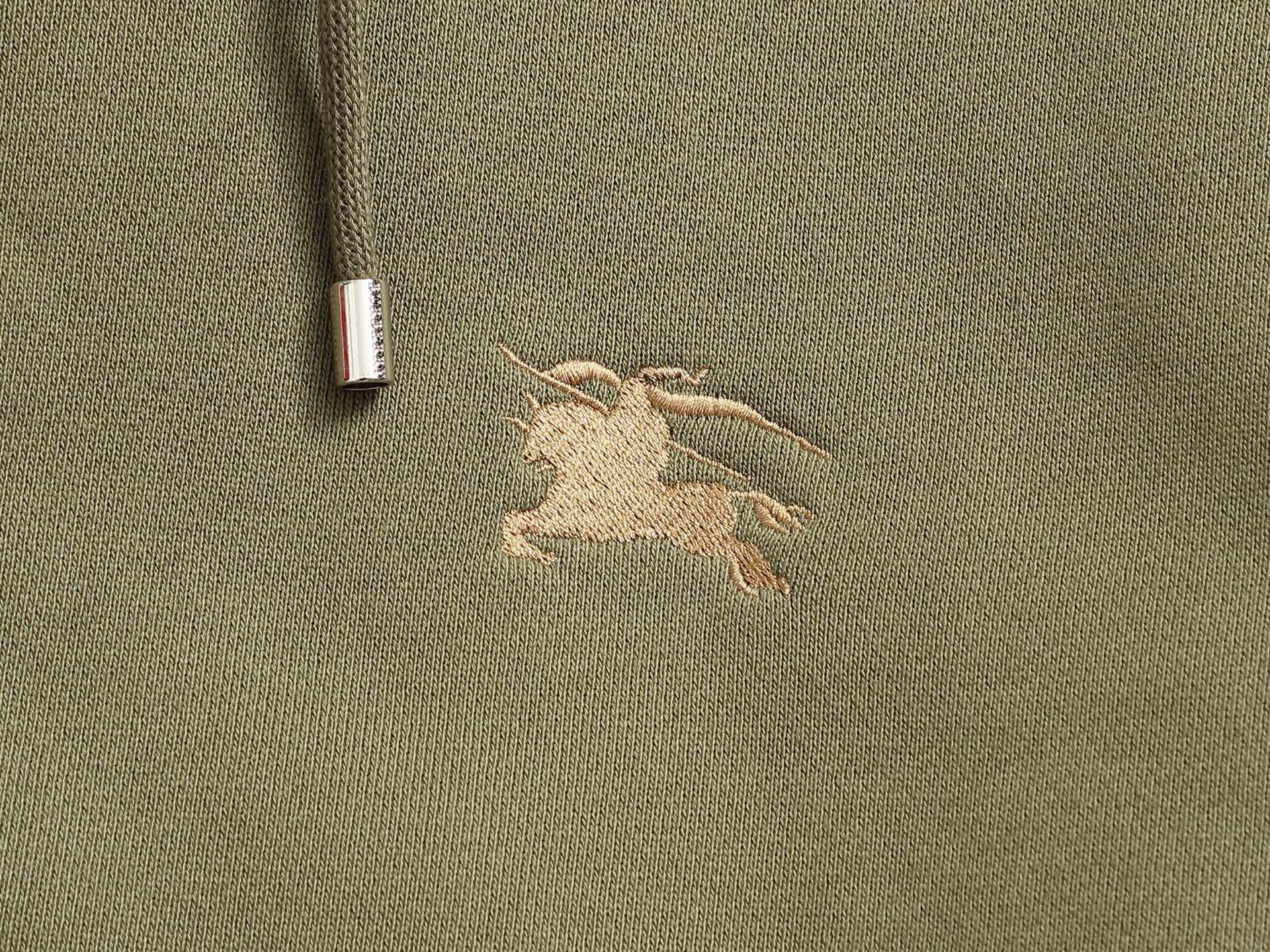 
BURBERRY 巴宝莉 Logo经典战马         
TB标识印花 精致升级，灵感源自八十年代