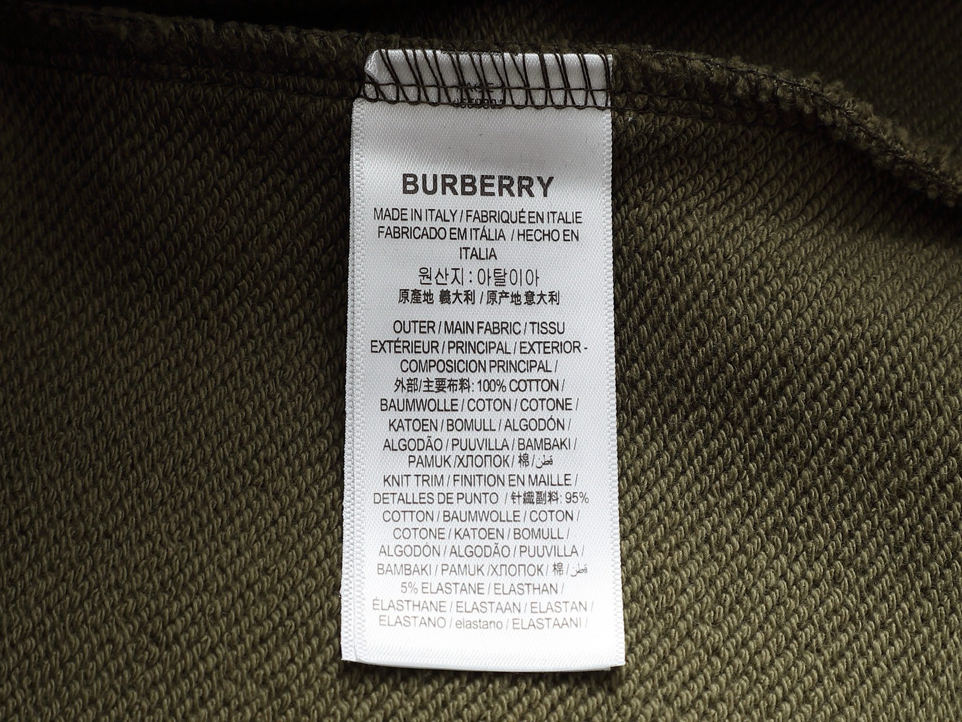 
BURBERRY 巴宝莉 Logo经典战马         
TB标识印花 精致升级，灵感源自八十年代