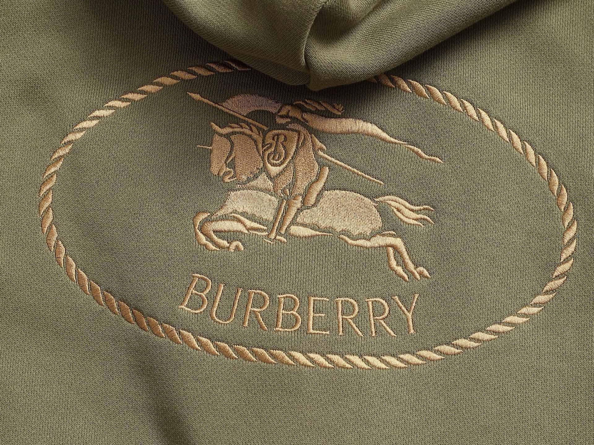 
BURBERRY 巴宝莉 Logo经典战马         
TB标识印花 精致升级，灵感源自八十年代