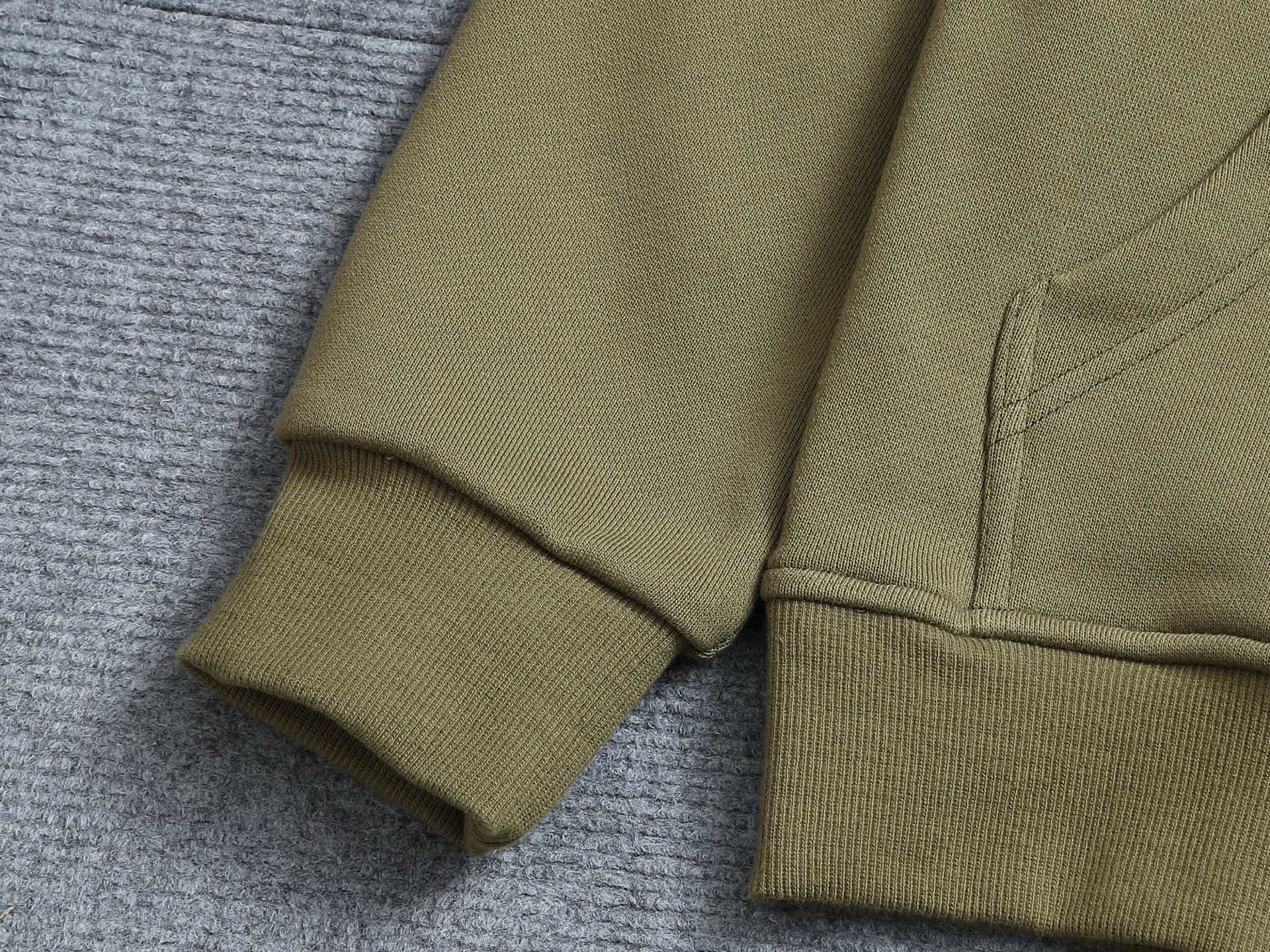 
BURBERRY 巴宝莉 Logo经典战马         
TB标识印花 精致升级，灵感源自八十年代