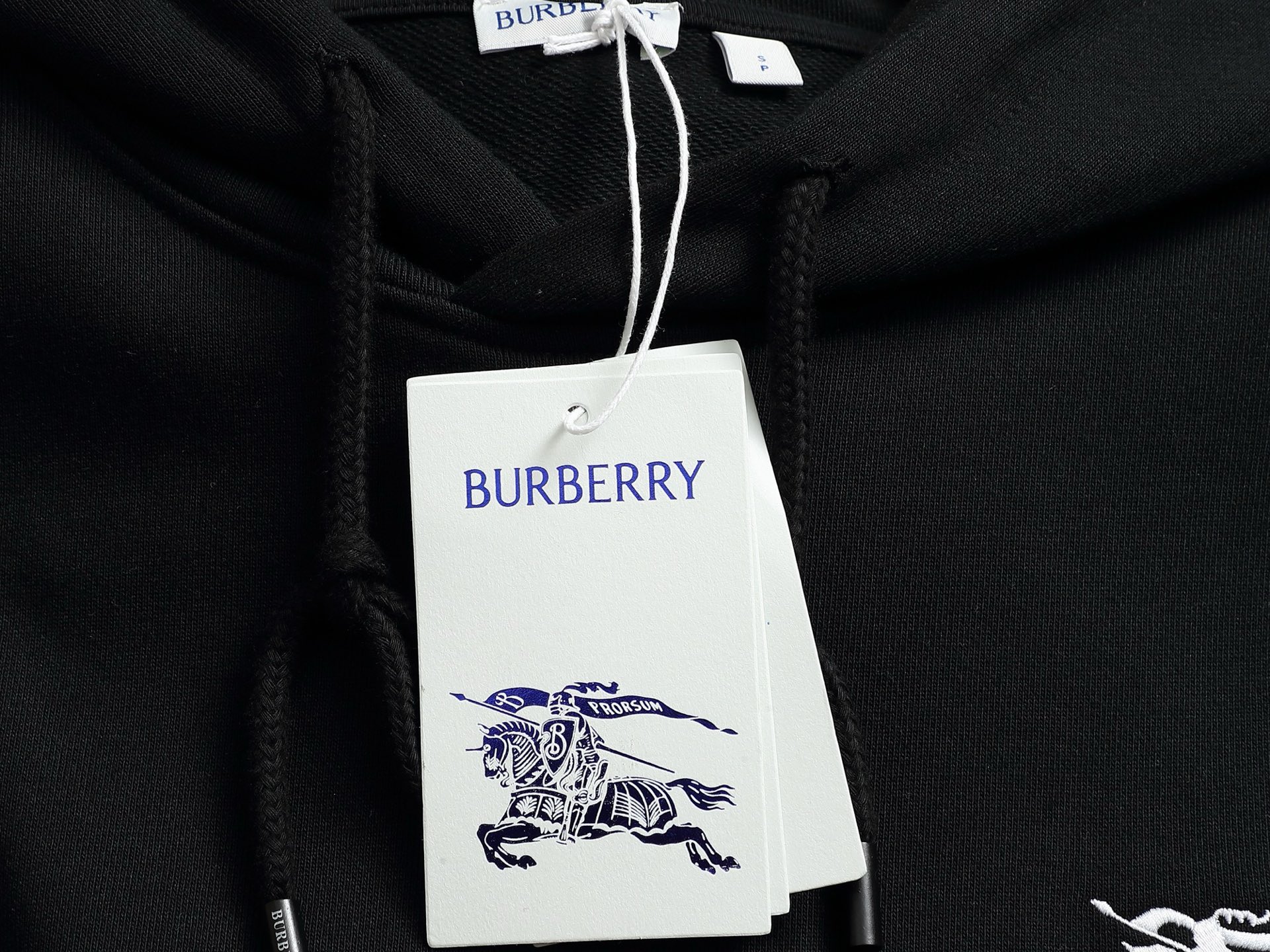 
BURBERRY 巴宝莉 Logo经典战马         TB标识印花 精致升级，灵感源自八十年代复