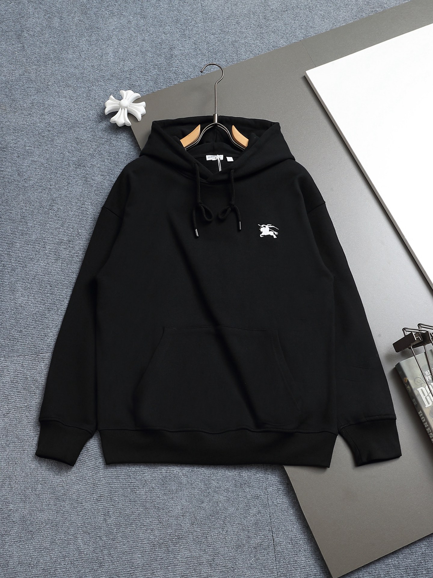 
BURBERRY 巴宝莉 Logo经典战马         TB标识印花 精致升级，灵感源自八十年代复