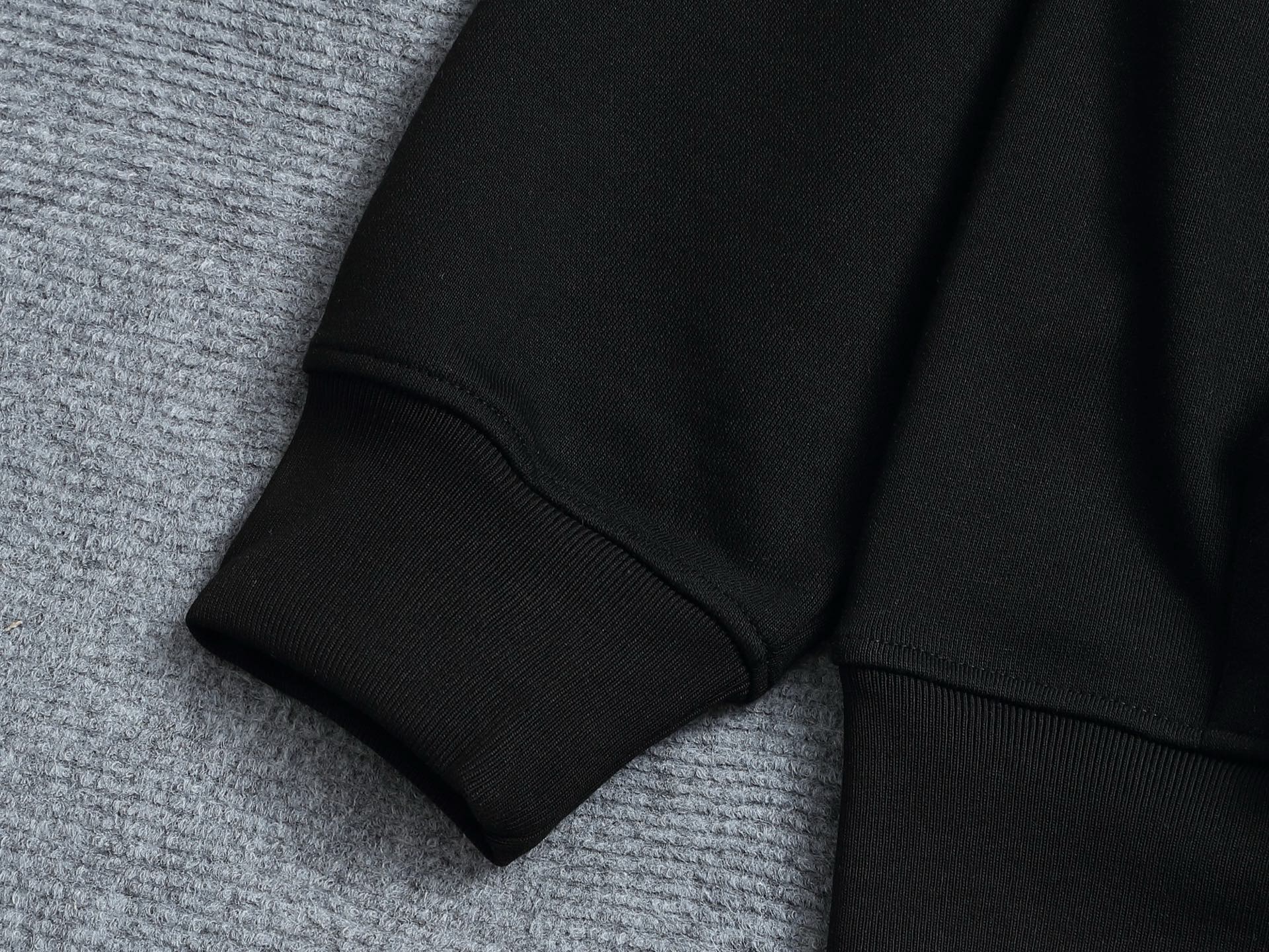 
BURBERRY 巴宝莉 Logo经典战马         TB标识印花 精致升级，灵感源自八十年代复