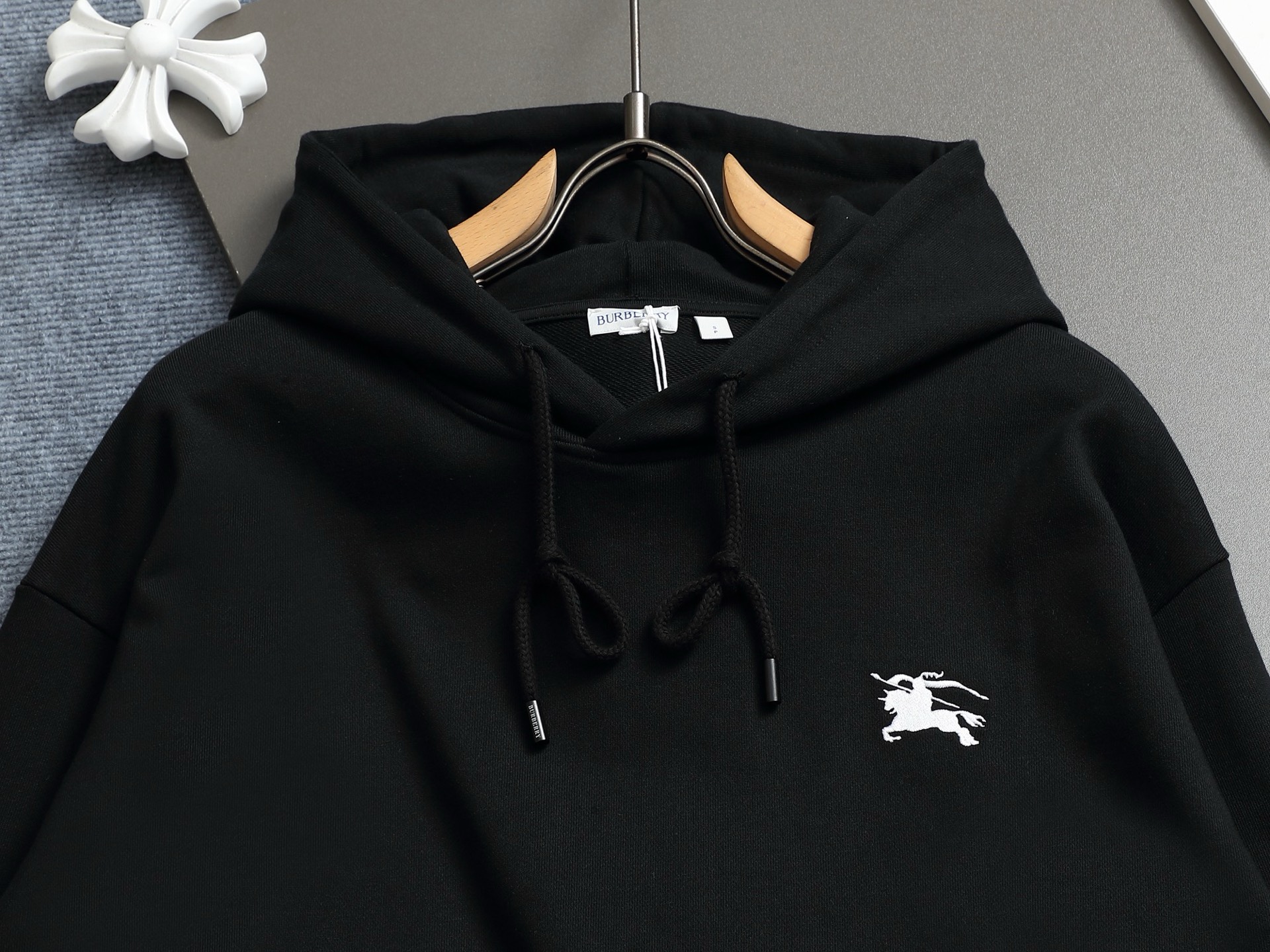 
BURBERRY 巴宝莉 Logo经典战马         TB标识印花 精致升级，灵感源自八十年代复