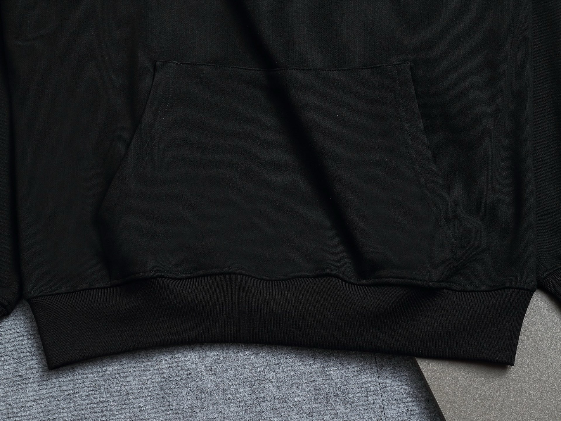 
BURBERRY 巴宝莉 Logo经典战马         TB标识印花 精致升级，灵感源自八十年代复