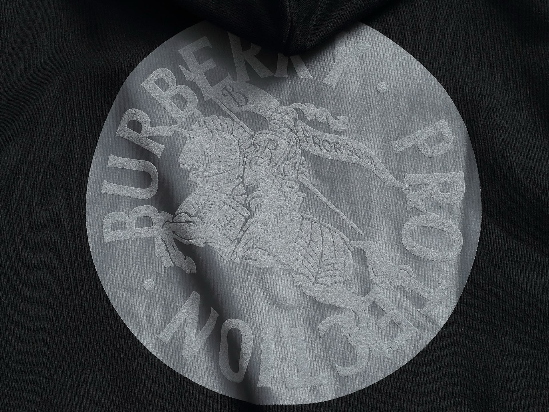 
BURBERRY 巴宝莉 Logo经典战马         TB标识印花 精致升级，灵感源自八十年代复