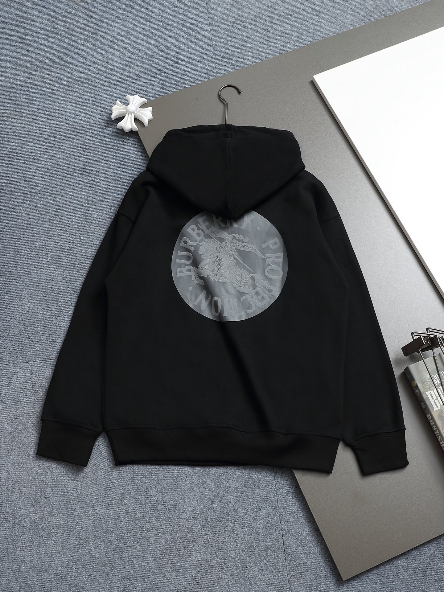 
BURBERRY 巴宝莉 Logo经典战马         TB标识印花 精致升级，灵感源自八十年代复