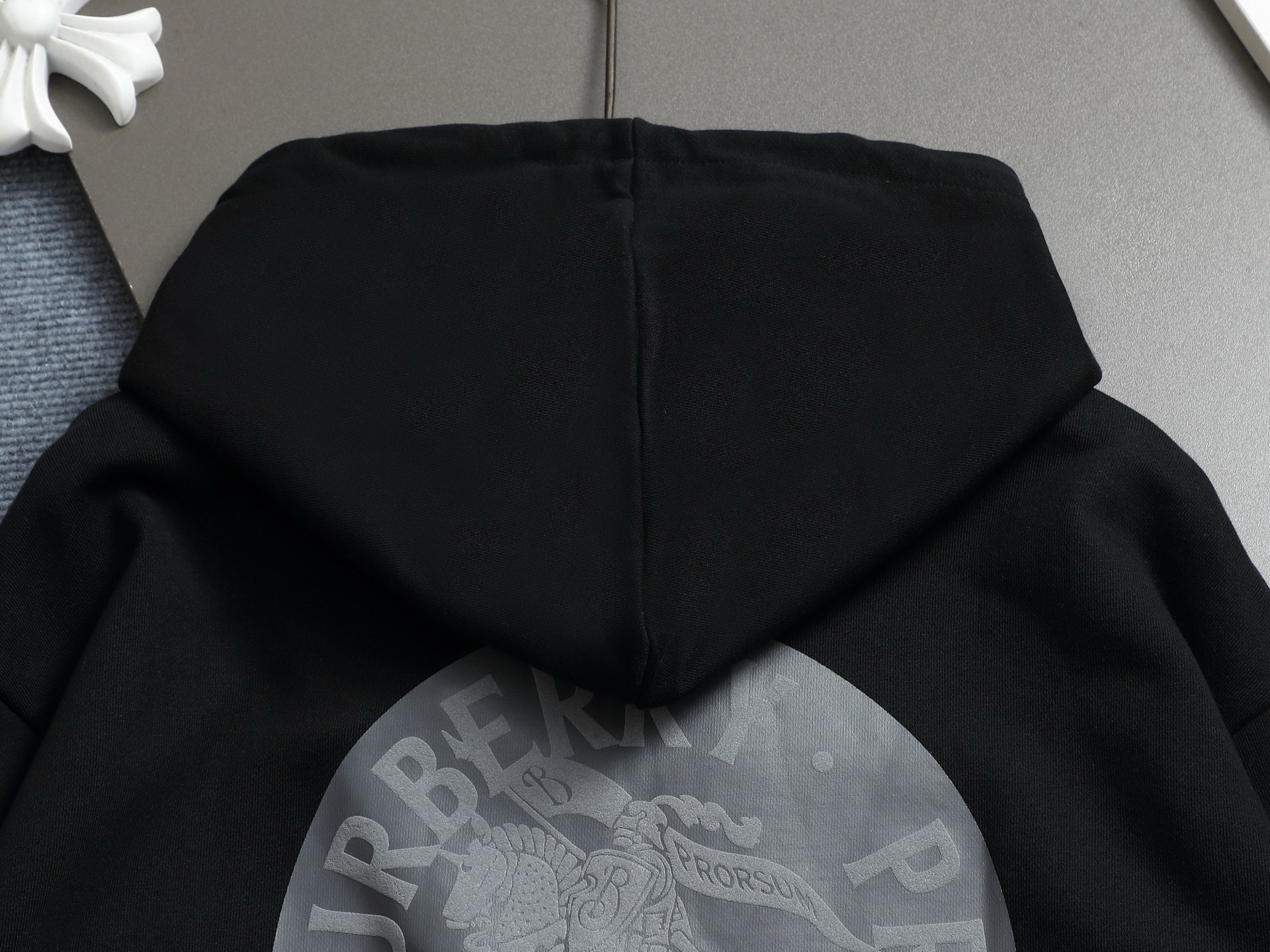 
BURBERRY 巴宝莉 Logo经典战马         TB标识印花 精致升级，灵感源自八十年代复