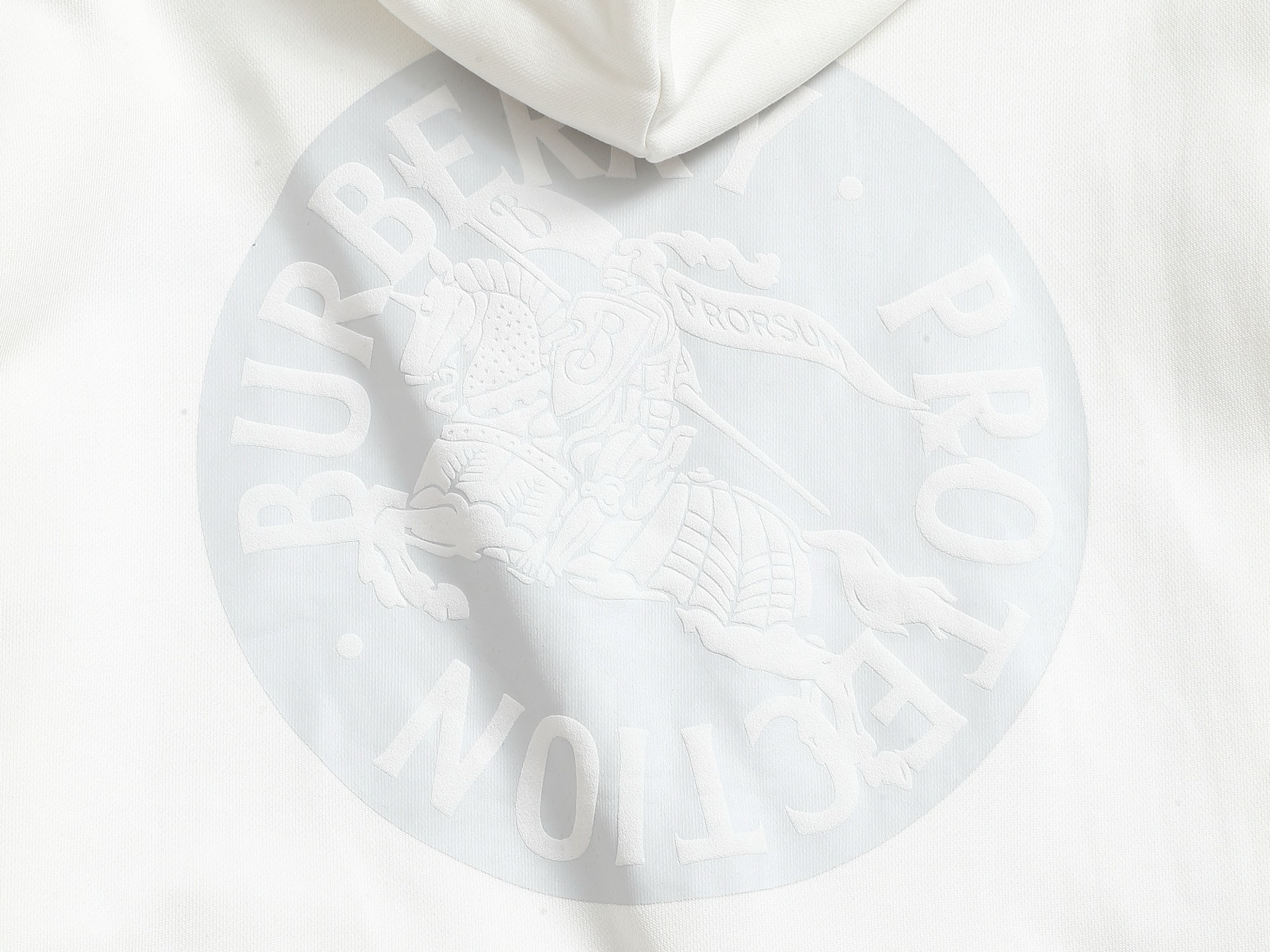 
BURBERRY 巴宝莉 Logo经典战马         TB标识印花 精致升级，灵感源自八十年代复