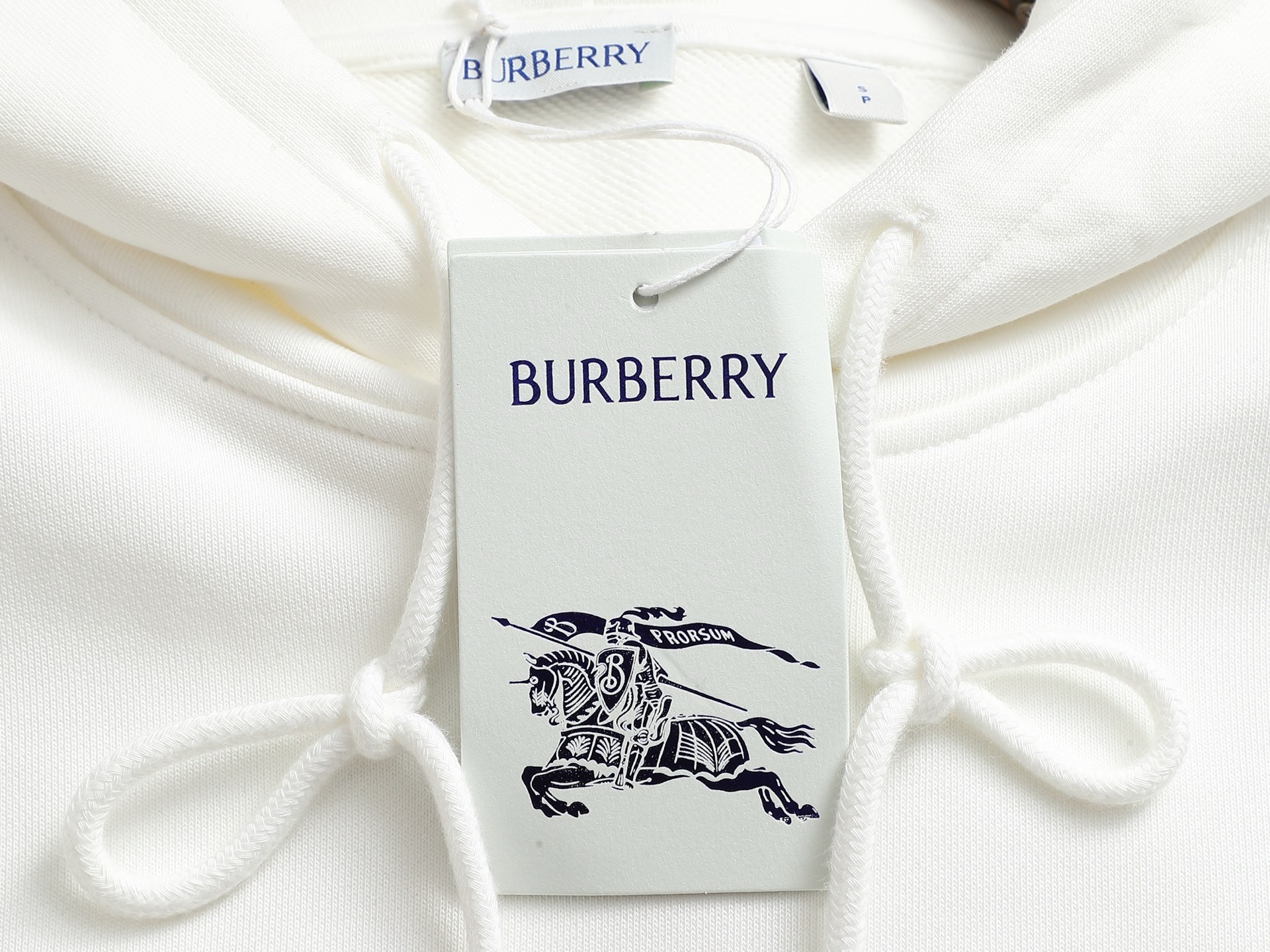 
BURBERRY 巴宝莉 Logo经典战马         TB标识印花 精致升级，灵感源自八十年代复