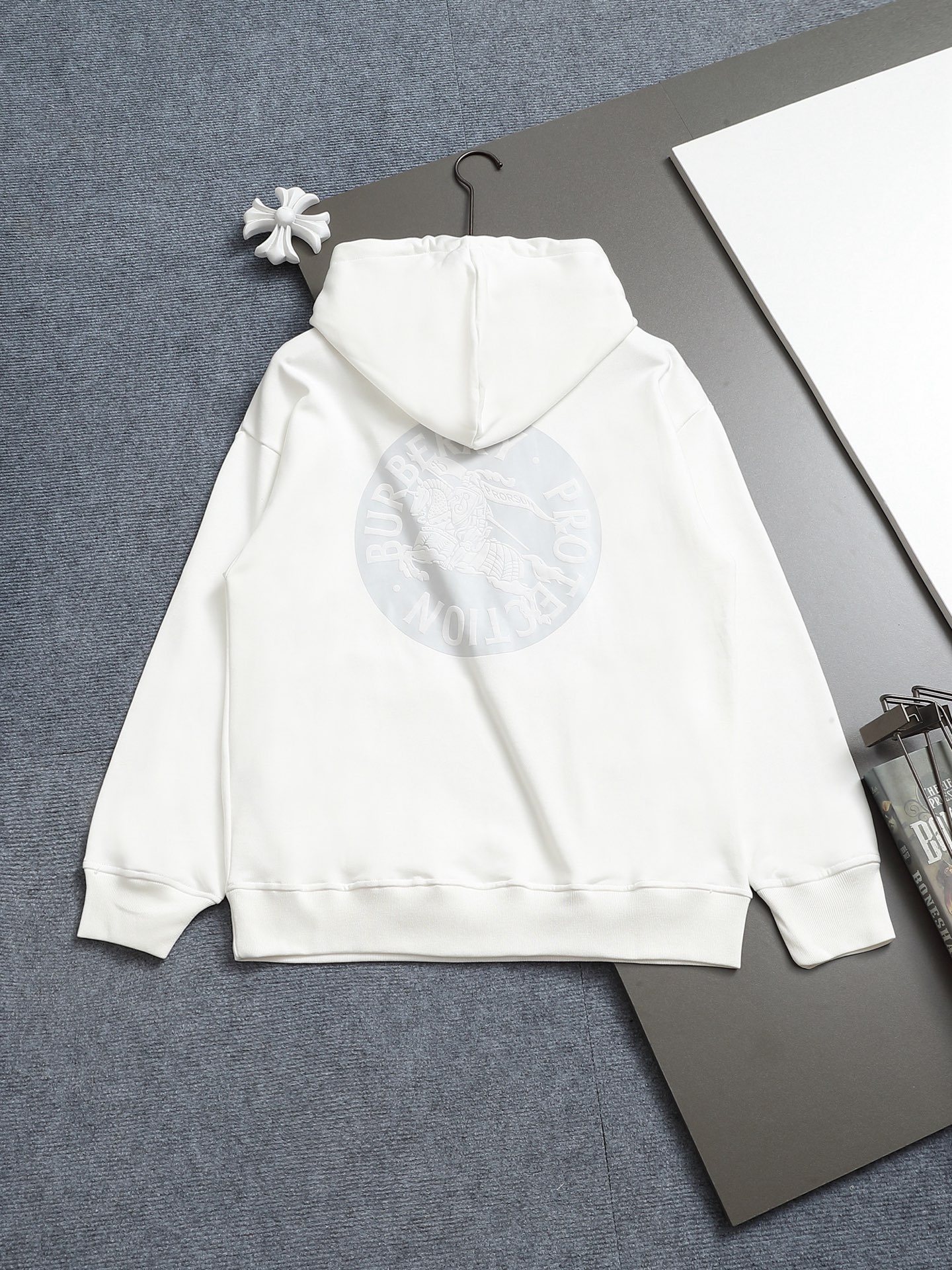 
BURBERRY 巴宝莉 Logo经典战马         TB标识印花 精致升级，灵感源自八十年代复