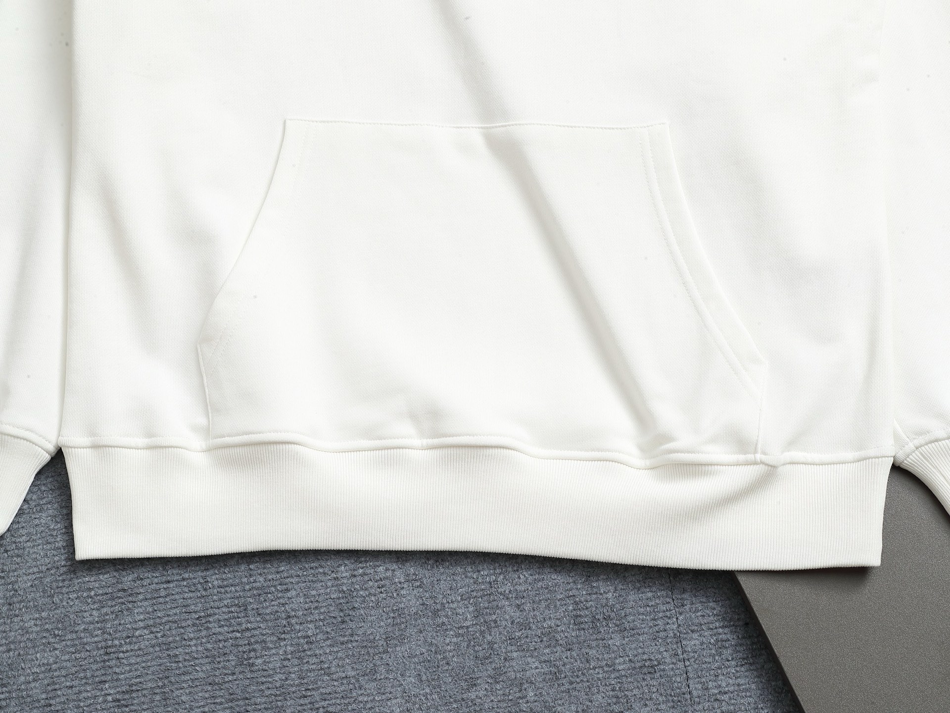 
BURBERRY 巴宝莉 Logo经典战马         TB标识印花 精致升级，灵感源自八十年代复