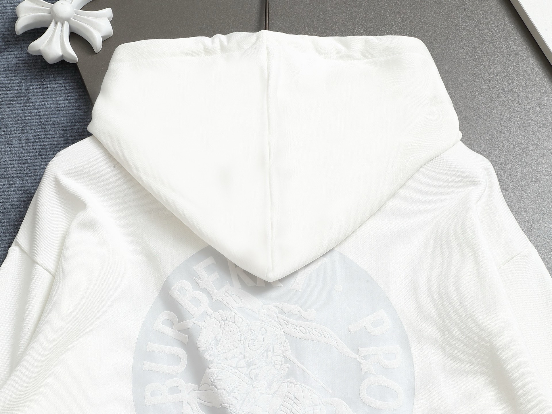 
BURBERRY 巴宝莉 Logo经典战马         TB标识印花 精致升级，灵感源自八十年代复