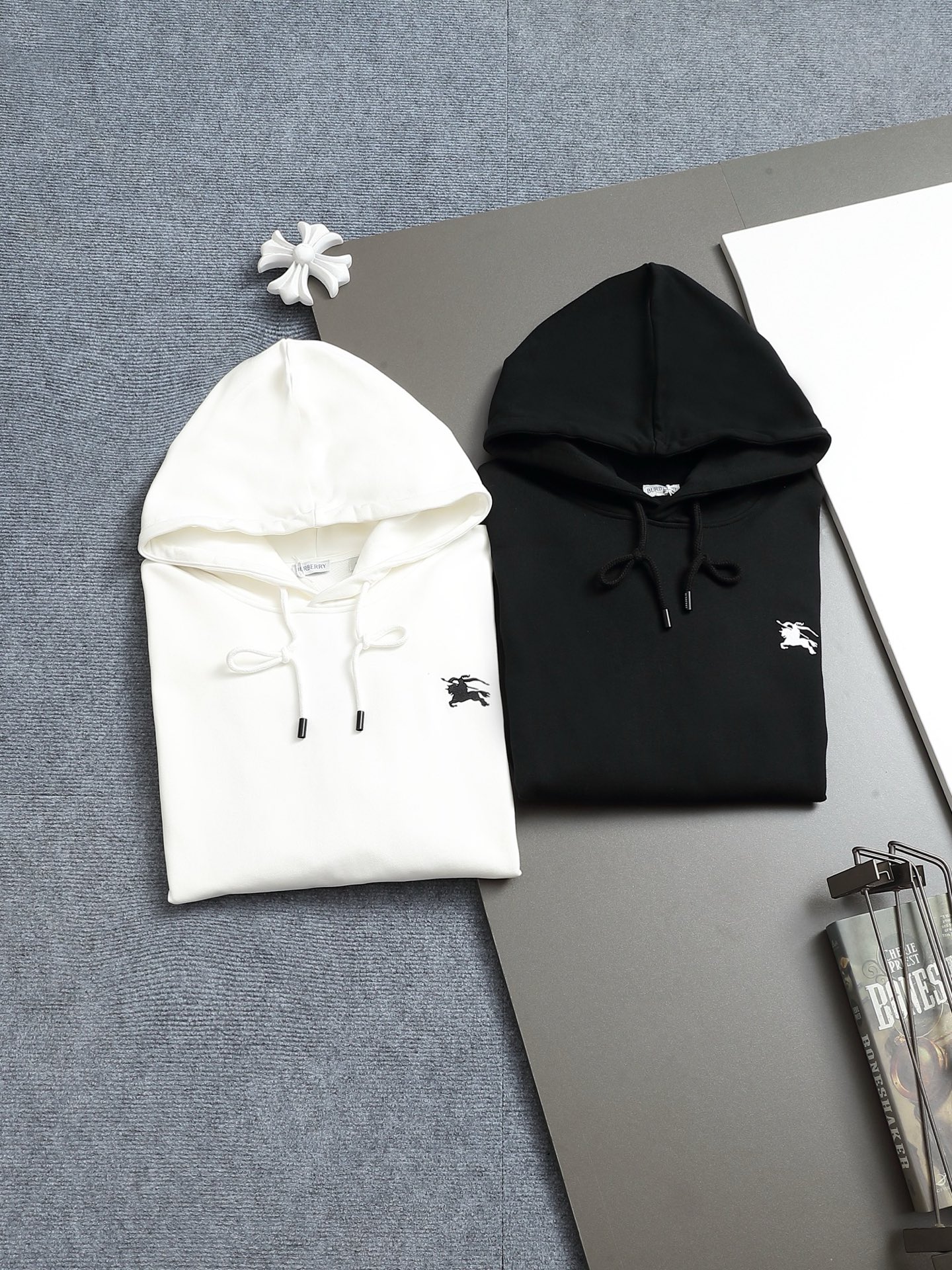 
BURBERRY 巴宝莉 Logo经典战马         TB标识印花 精致升级，灵感源自八十年代复