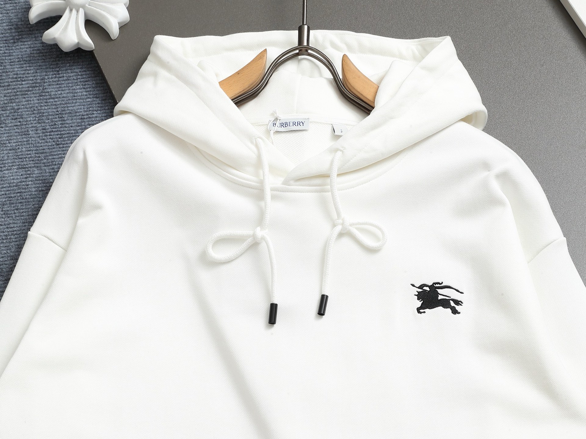 
BURBERRY 巴宝莉 Logo经典战马         TB标识印花 精致升级，灵感源自八十年代复