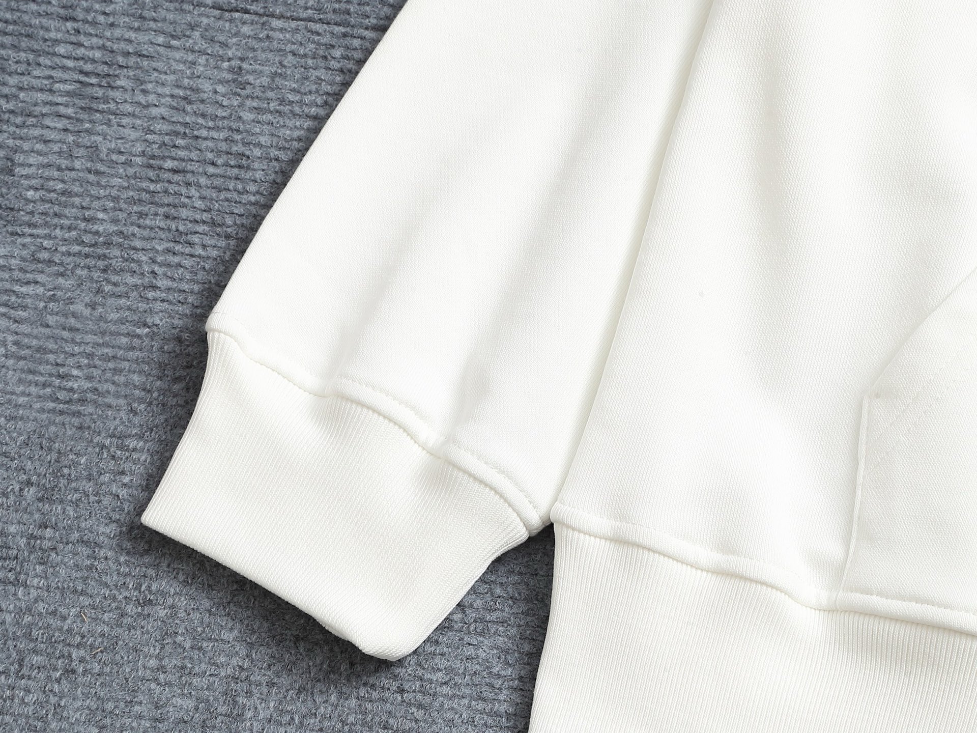 
BURBERRY 巴宝莉 Logo经典战马         TB标识印花 精致升级，灵感源自八十年代复