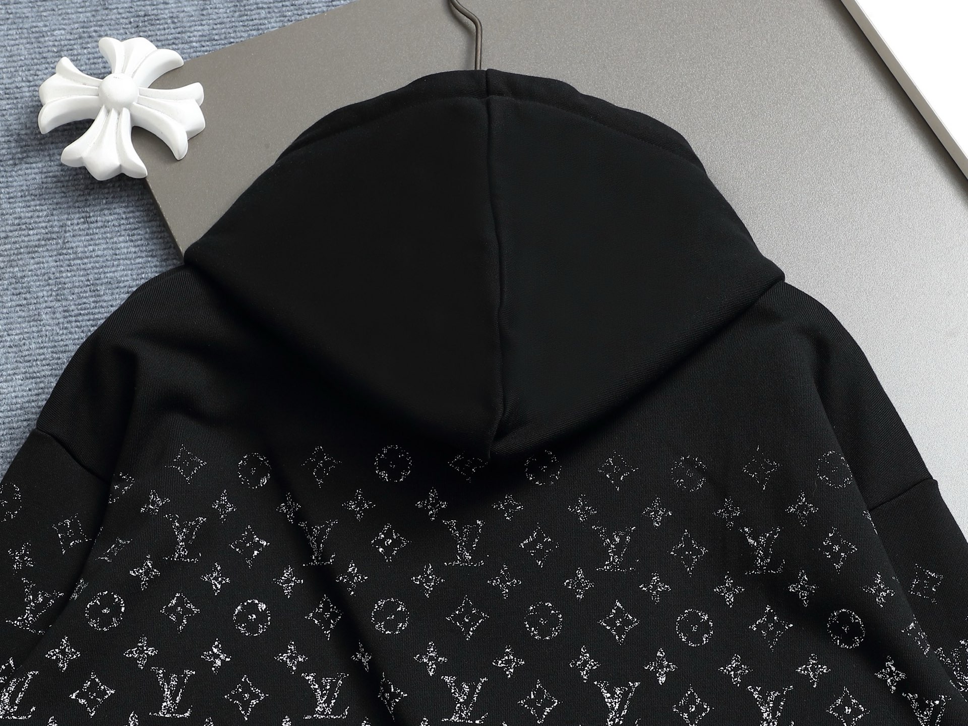 
Louis Vuitton/路易威登 经典渐变logo
Logo标识精致升级，灵感源自八十年代复古
原