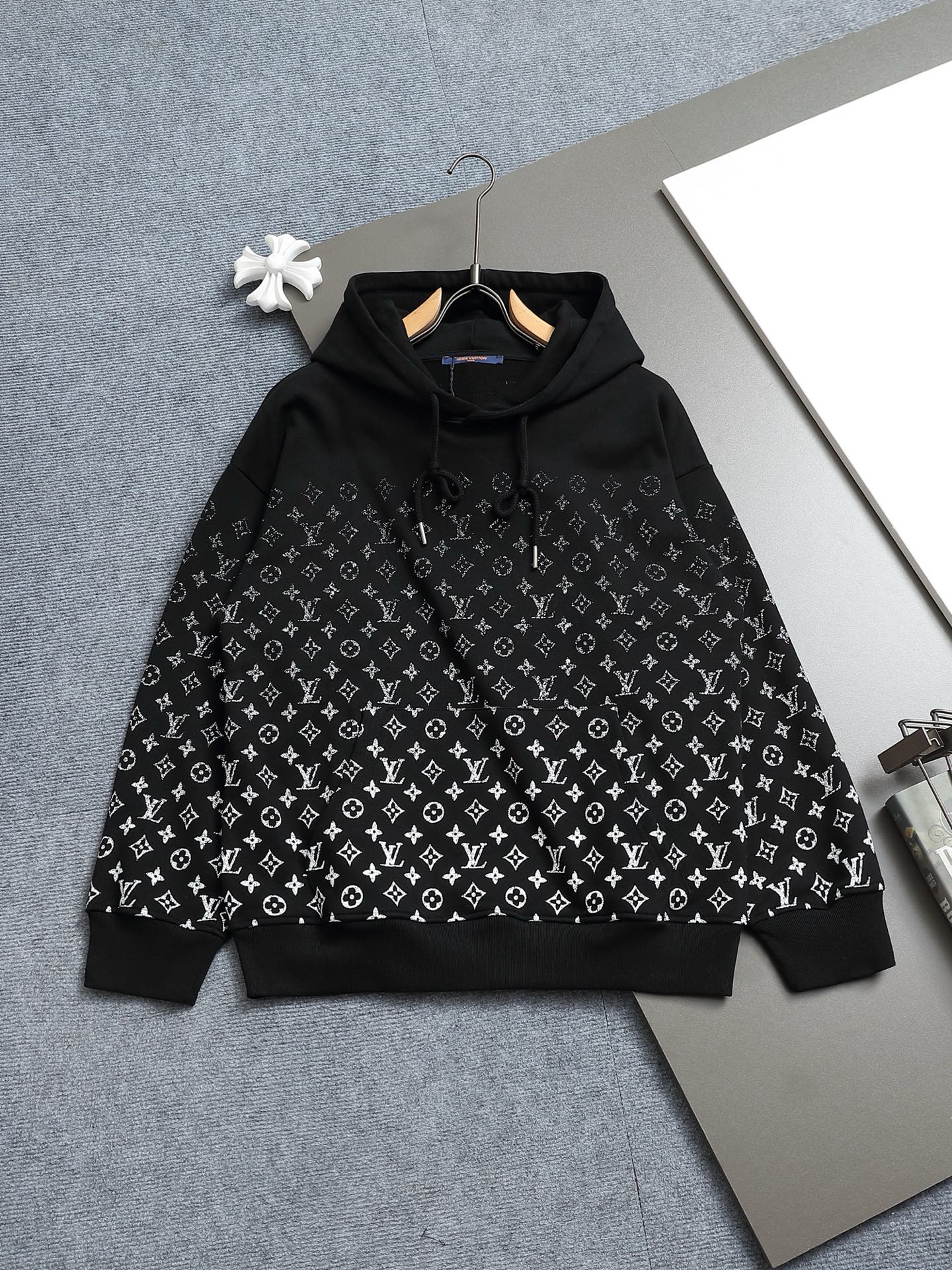 
Louis Vuitton/路易威登 经典渐变logo
Logo标识精致升级，灵感源自八十年代复古
原