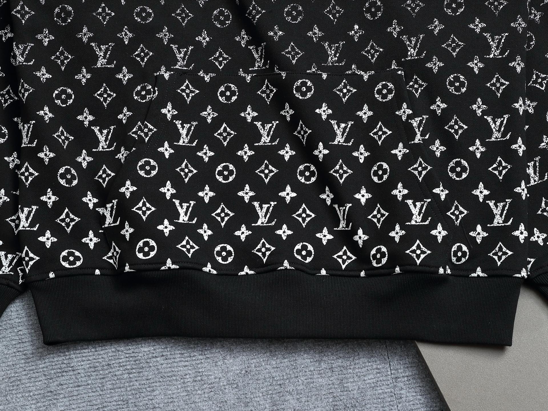 
Louis Vuitton/路易威登 经典渐变logo
Logo标识精致升级，灵感源自八十年代复古
原