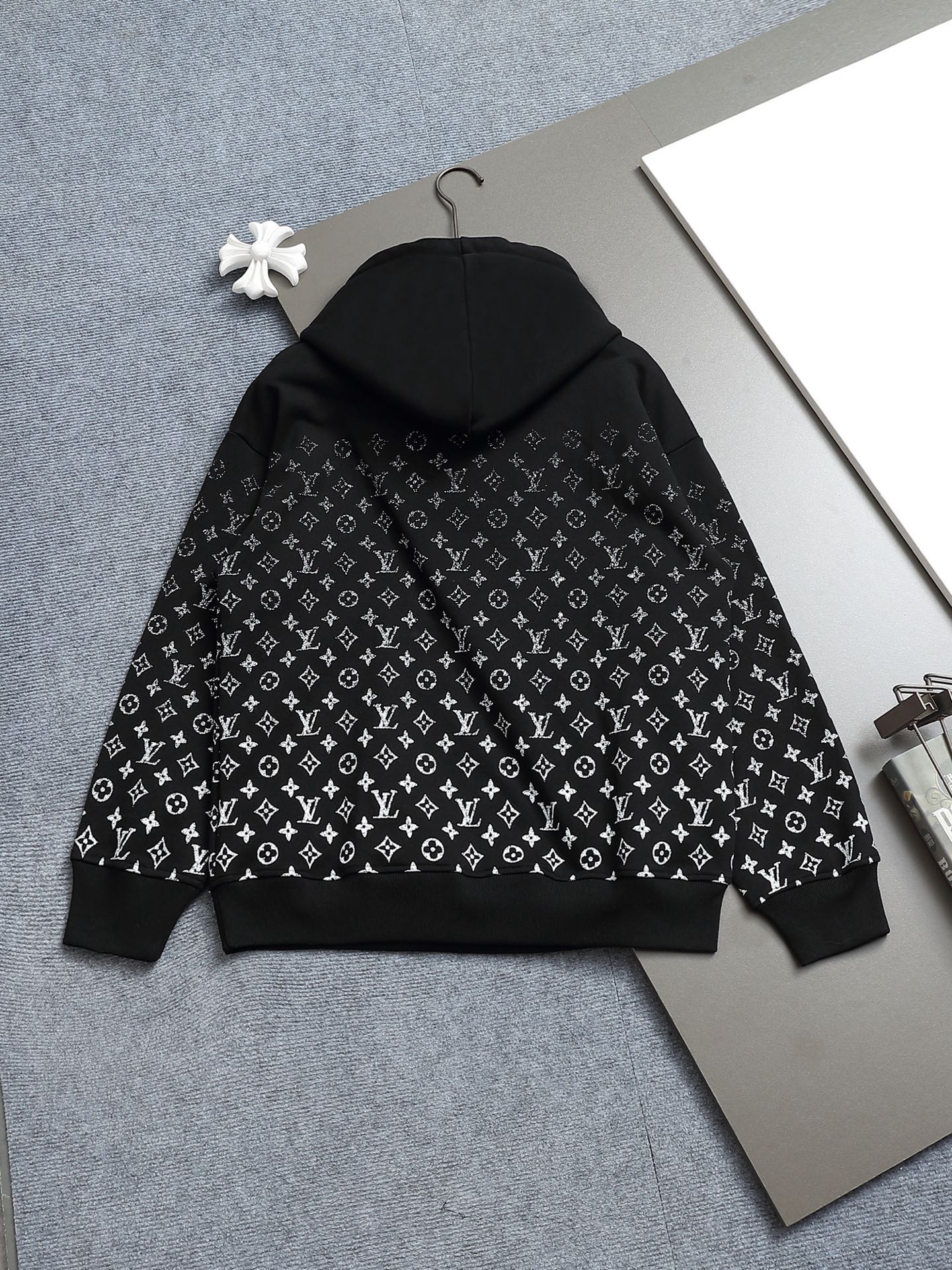 
Louis Vuitton/路易威登 经典渐变logo
Logo标识精致升级，灵感源自八十年代复古
原