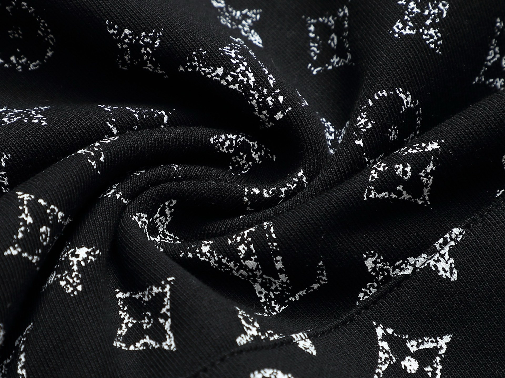 
Louis Vuitton/路易威登 经典渐变logo
Logo标识精致升级，灵感源自八十年代复古
原