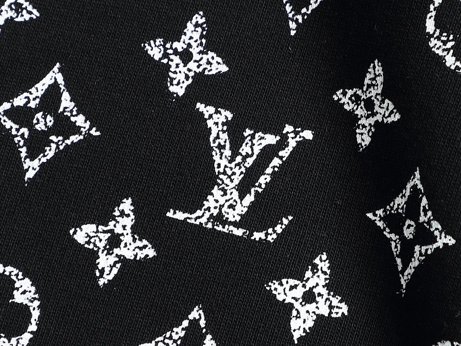 
Louis Vuitton/路易威登 经典渐变logo
Logo标识精致升级，灵感源自八十年代复古
原