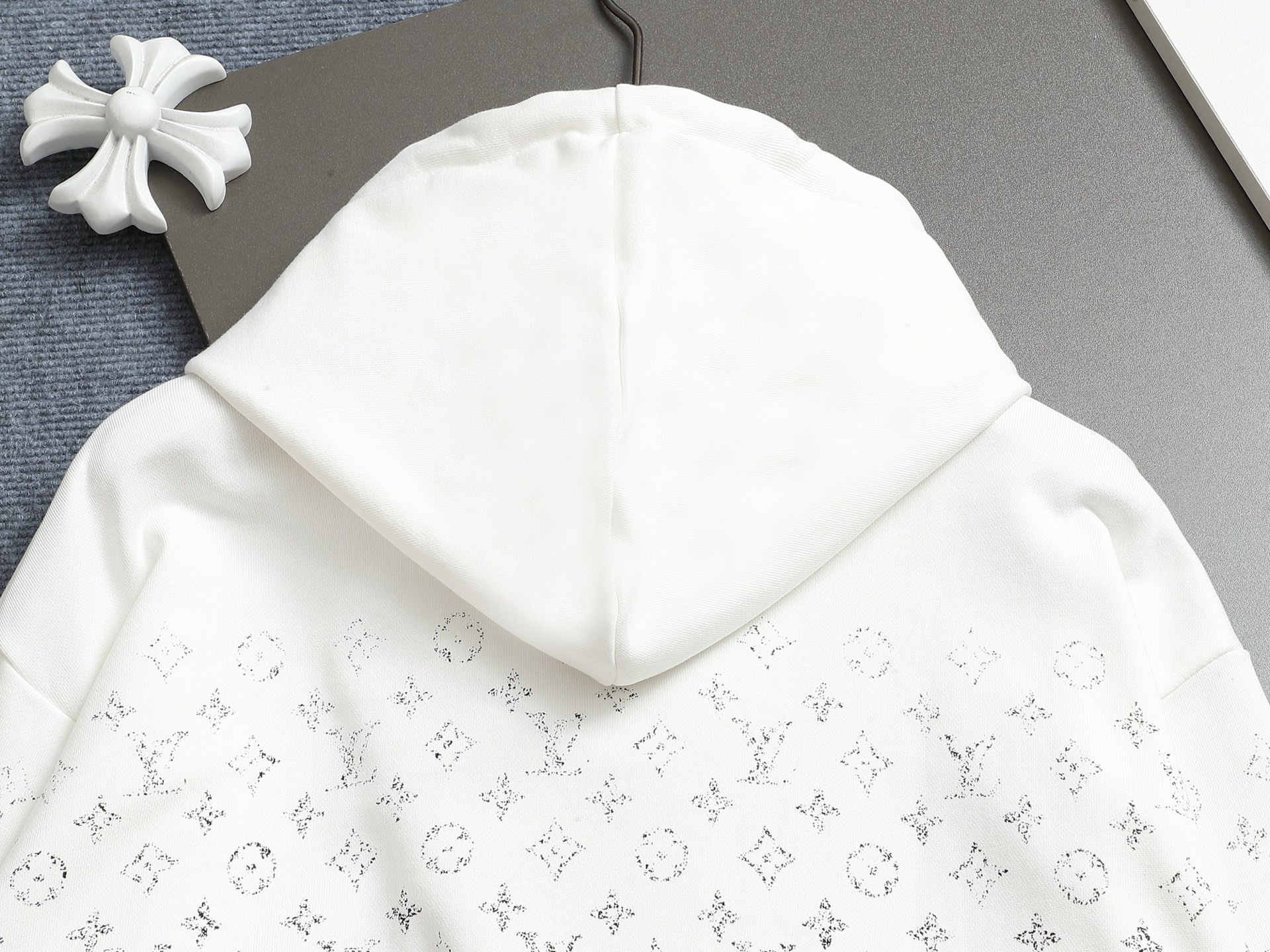 
Louis Vuitton/路易威登 经典渐变logo
Logo标识精致升级，灵感源自八十年代复古
原