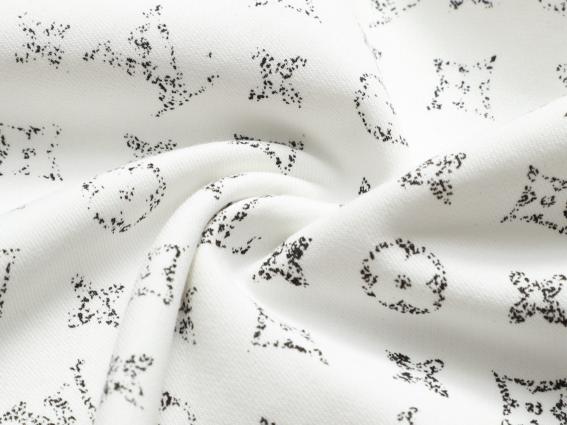 
Louis Vuitton/路易威登 经典渐变logo
Logo标识精致升级，灵感源自八十年代复古
原