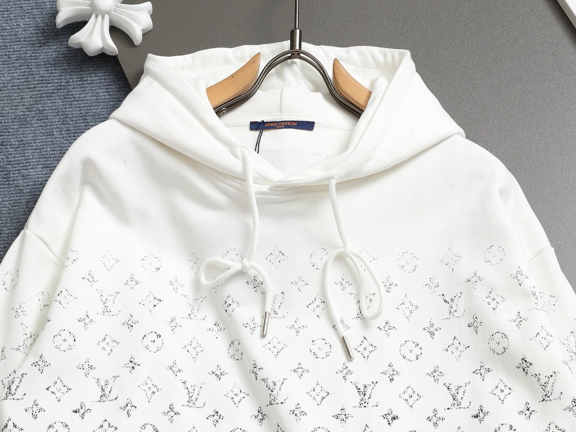 
Louis Vuitton/路易威登 经典渐变logo
Logo标识精致升级，灵感源自八十年代复古
原