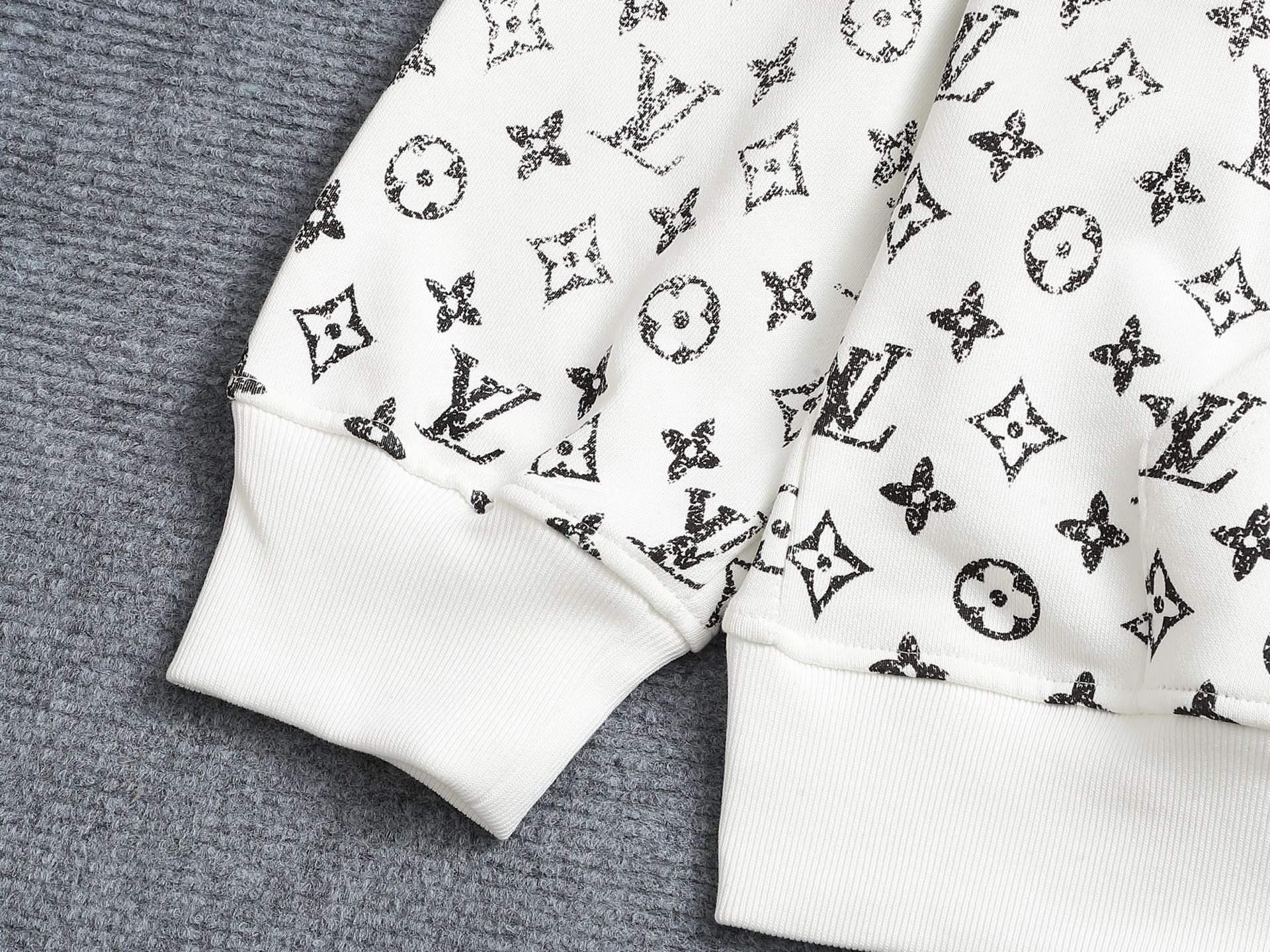 
Louis Vuitton/路易威登 经典渐变logo
Logo标识精致升级，灵感源自八十年代复古
原