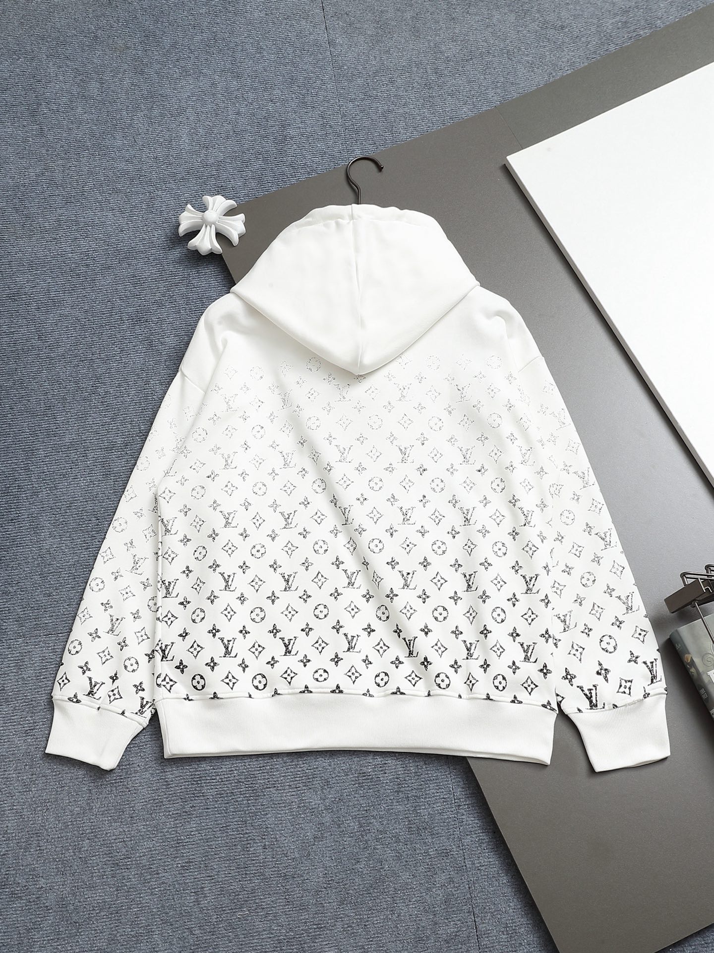 
Louis Vuitton/路易威登 经典渐变logo
Logo标识精致升级，灵感源自八十年代复古
原