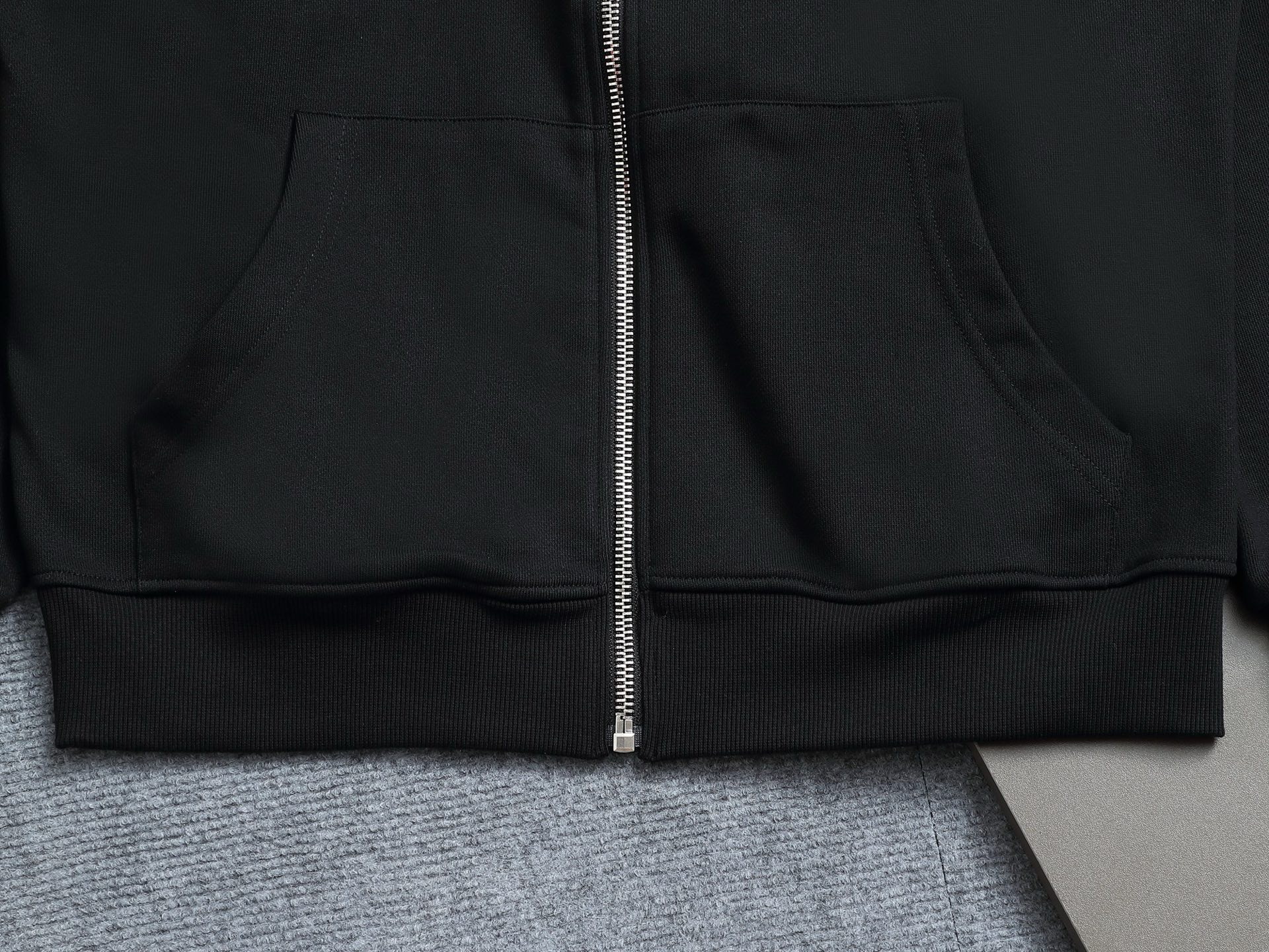 
BURBERRY 巴宝莉 Logo经典战马         
TB标识印花 精致升级，灵感源自八十年代