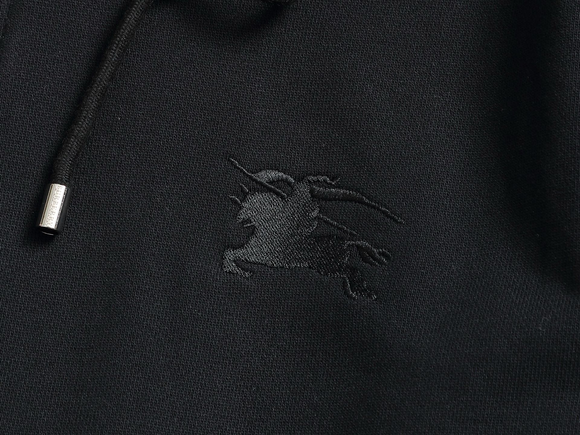 
BURBERRY 巴宝莉 Logo经典战马         
TB标识印花 精致升级，灵感源自八十年代