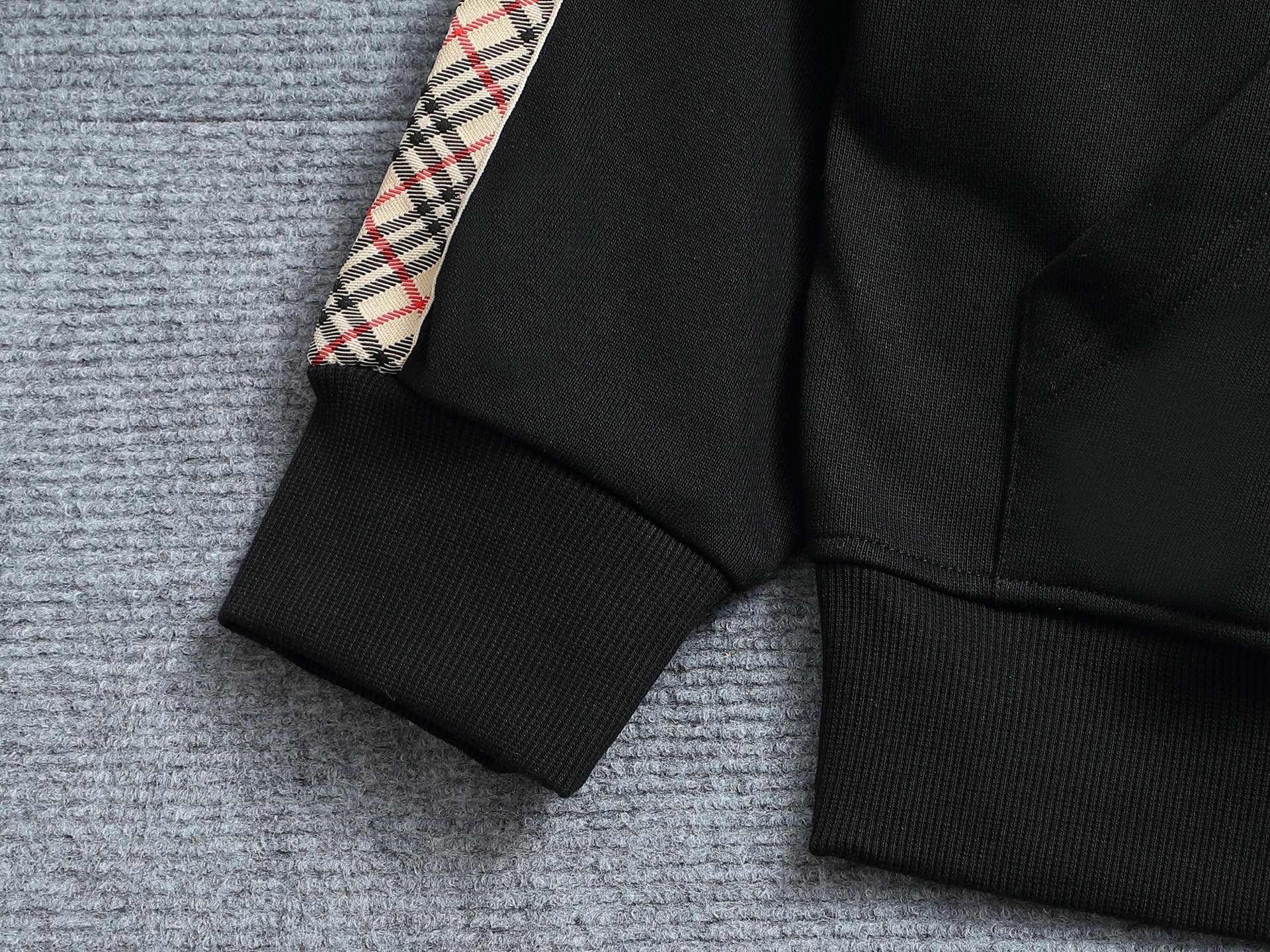 
BURBERRY 巴宝莉 Logo经典战马         
TB标识印花 精致升级，灵感源自八十年代