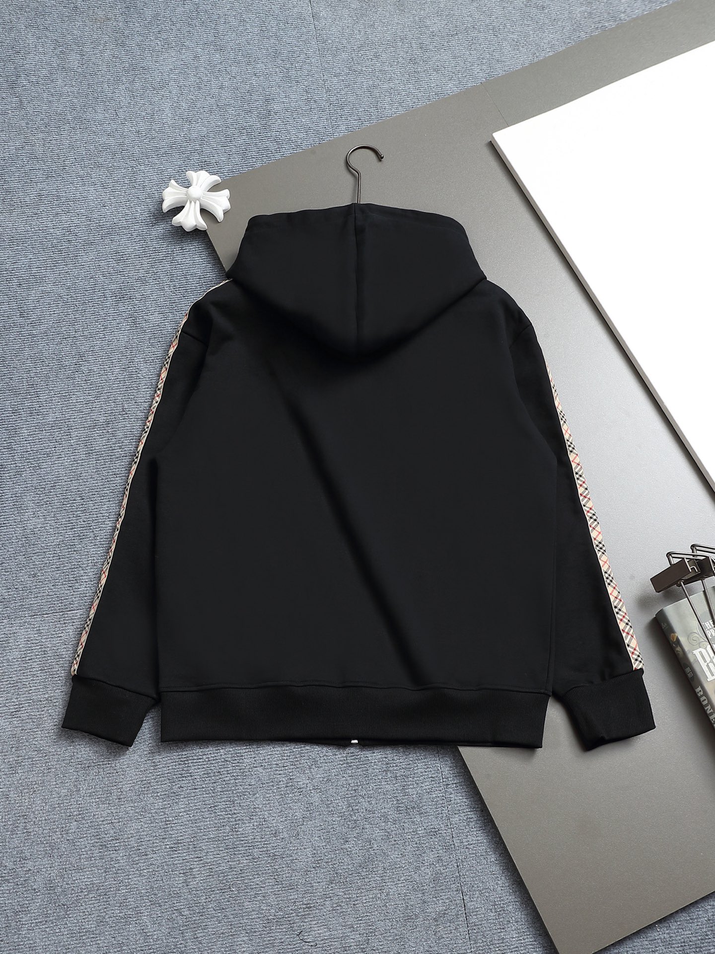 
BURBERRY 巴宝莉 Logo经典战马         
TB标识印花 精致升级，灵感源自八十年代