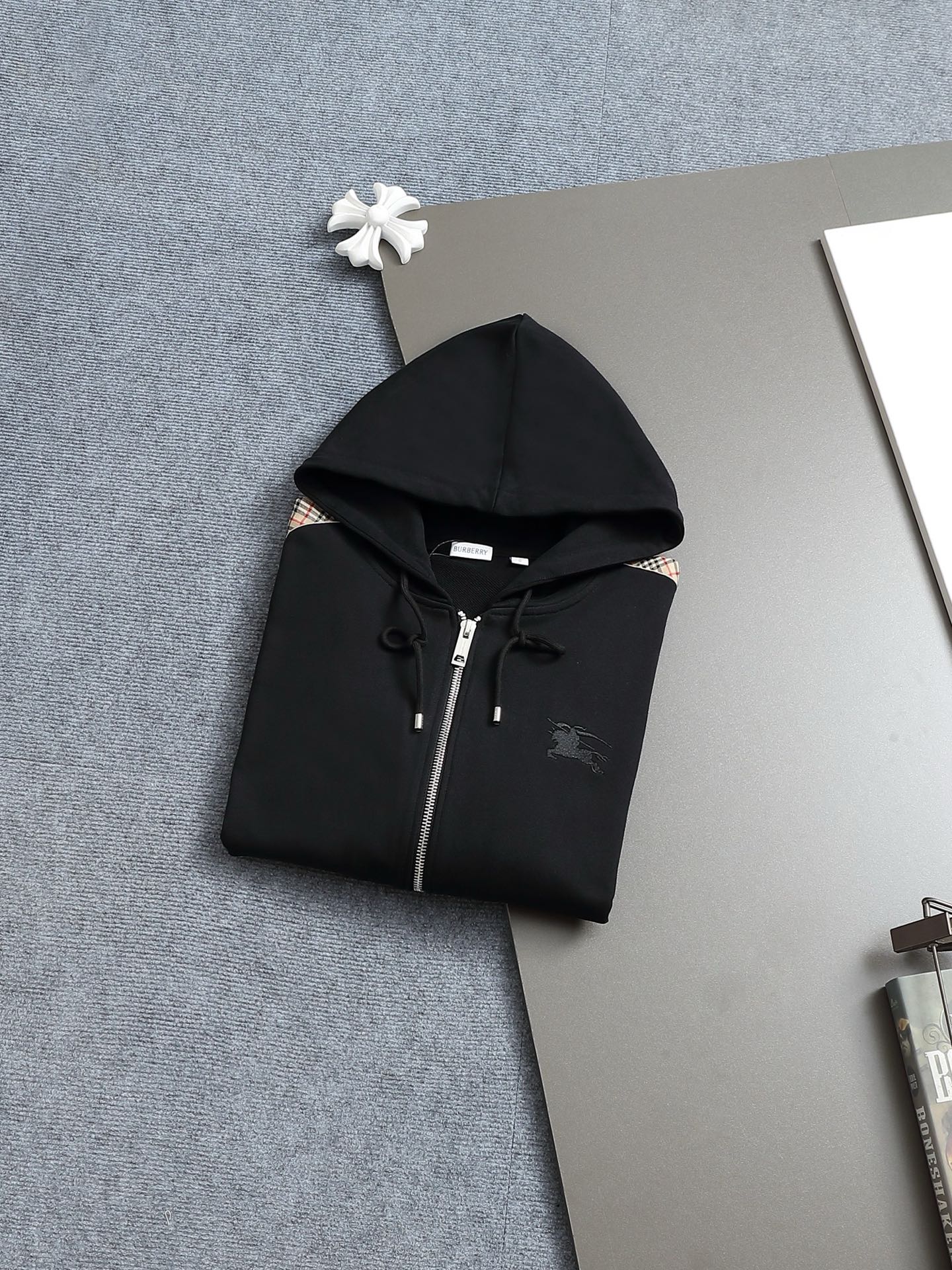 
BURBERRY 巴宝莉 Logo经典战马         
TB标识印花 精致升级，灵感源自八十年代