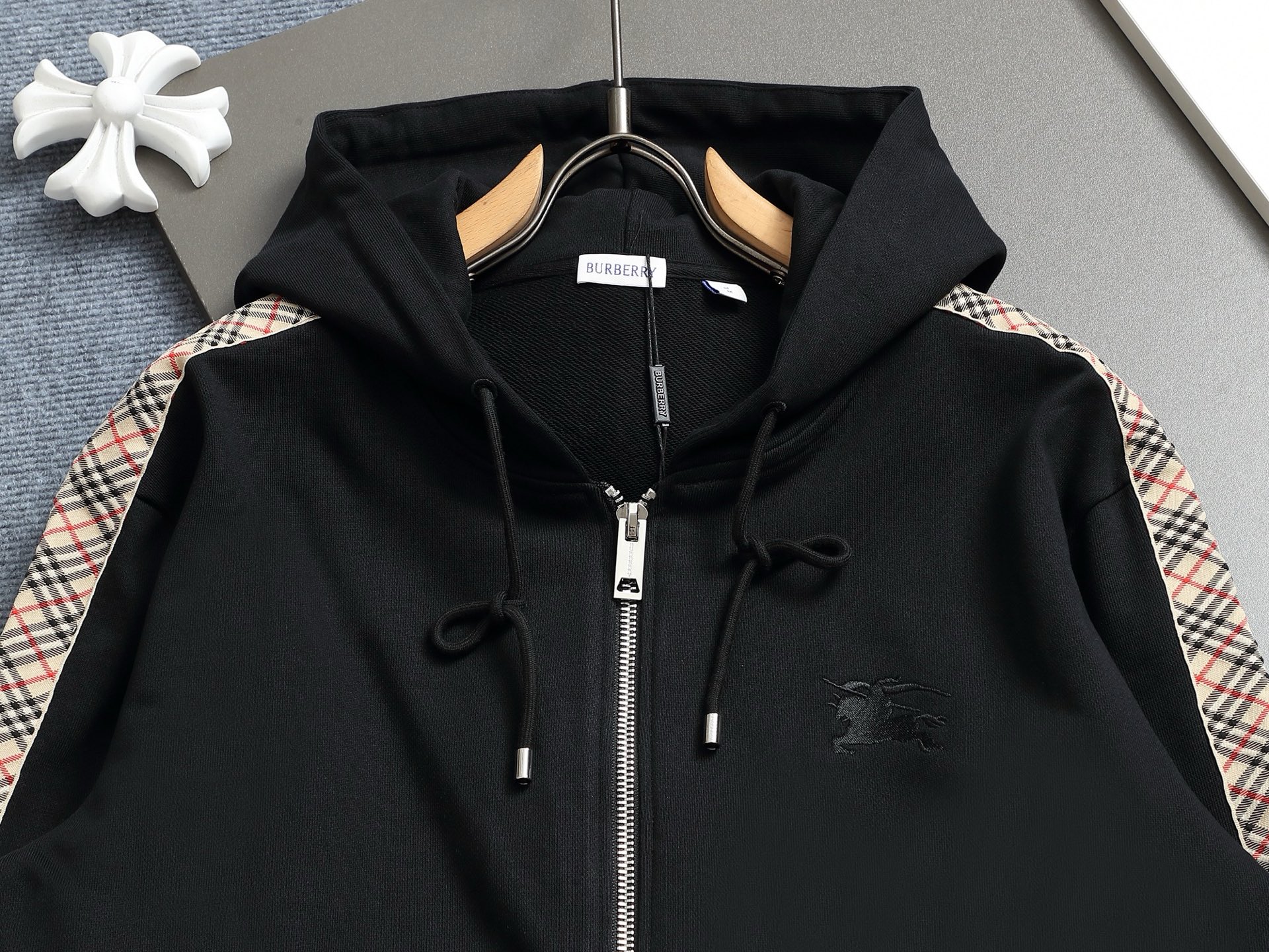 
BURBERRY 巴宝莉 Logo经典战马         
TB标识印花 精致升级，灵感源自八十年代