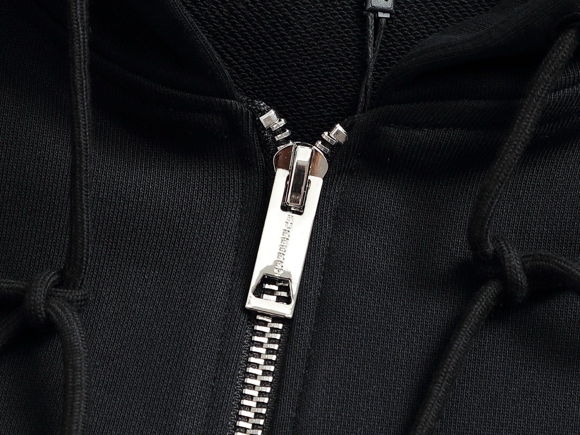 
BURBERRY 巴宝莉 Logo经典战马         
TB标识印花 精致升级，灵感源自八十年代