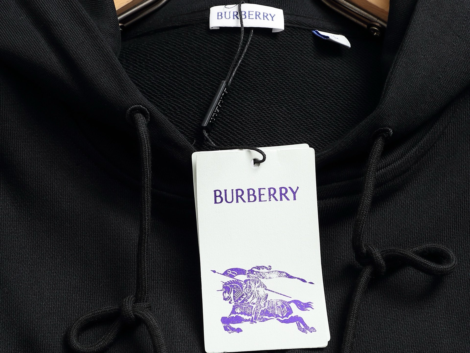 
BURBERRY 巴宝莉 Logo经典战马         
TB标识印花 精致升级，灵感源自八十年代