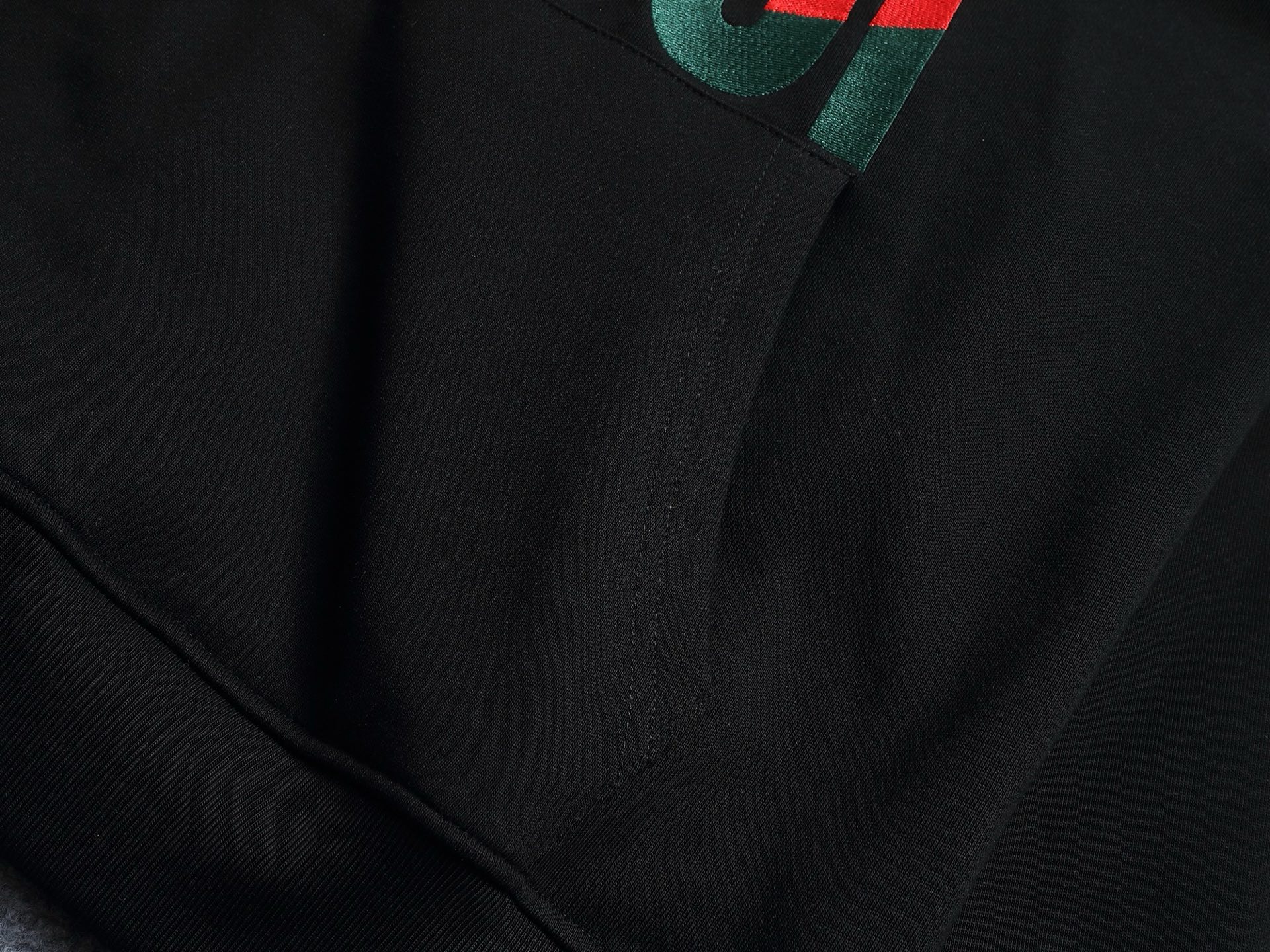 
Gucci 古驰    超级经典拼色印花logo
标识精致升级，灵感源自八十年代复古款式
原版面料 官